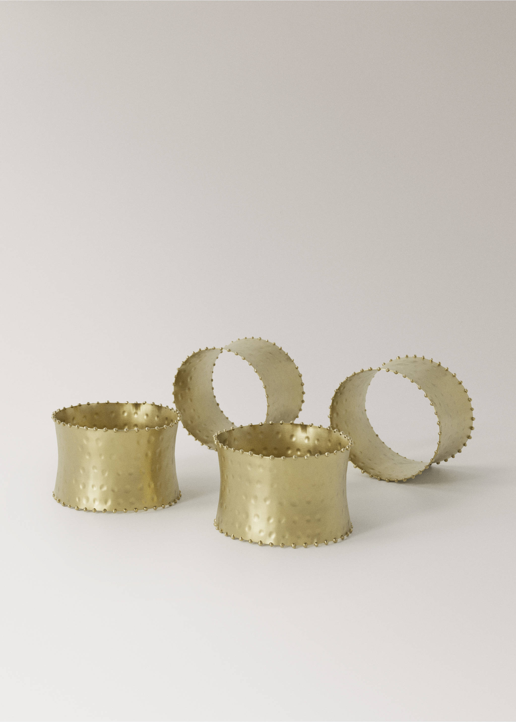 Hammered brass napkin rings - Details of the article 1, Gold. Ref: 37043300-00.