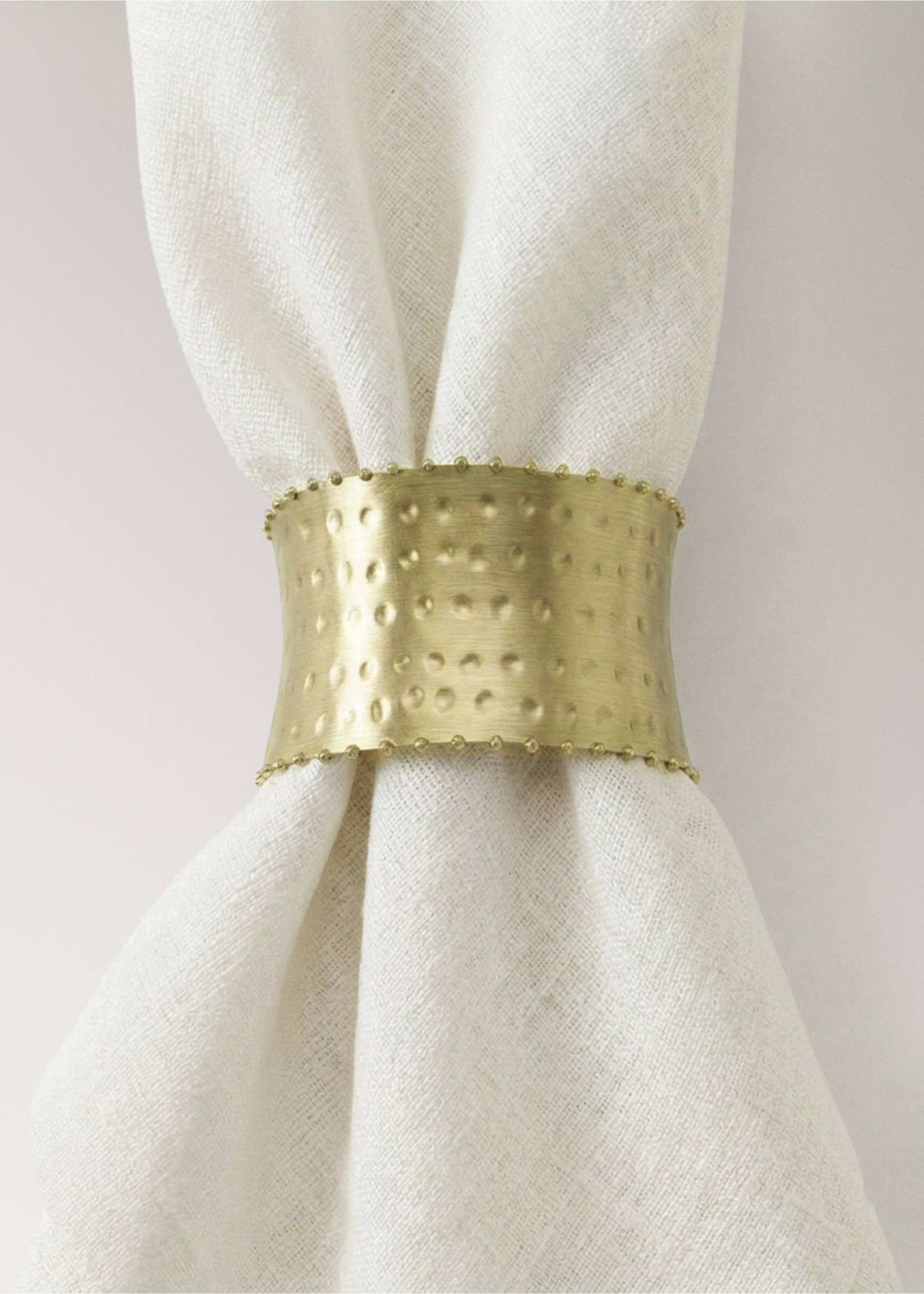 Hammered brass napkin rings - Details of the article 2, Gold. Ref: 37043300-00.