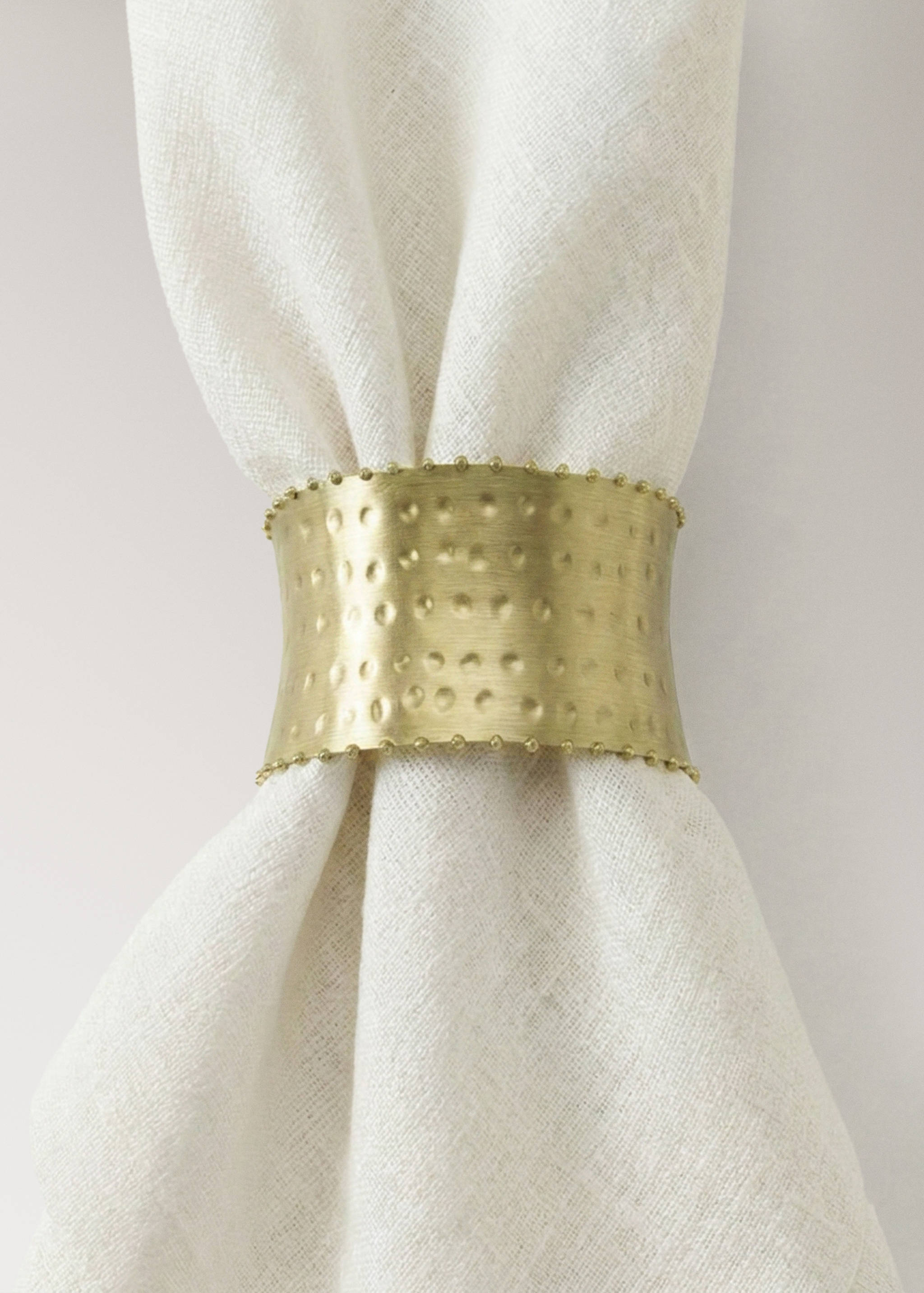 Hammered brass napkin rings - Details of the article 2