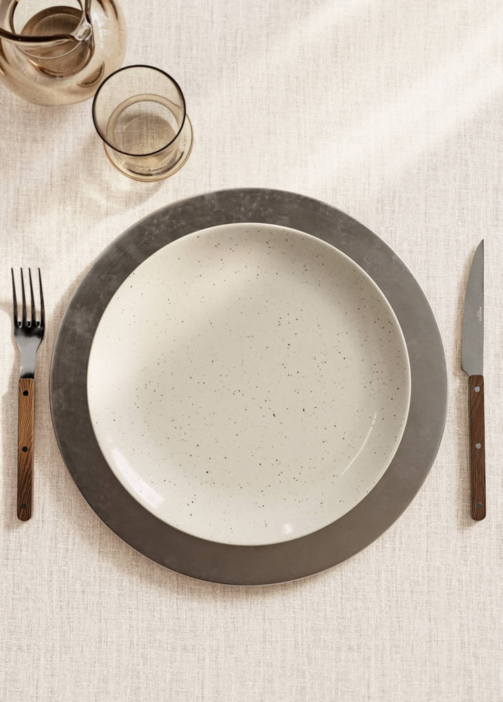 Stoneware dinner plate with spots — Off White