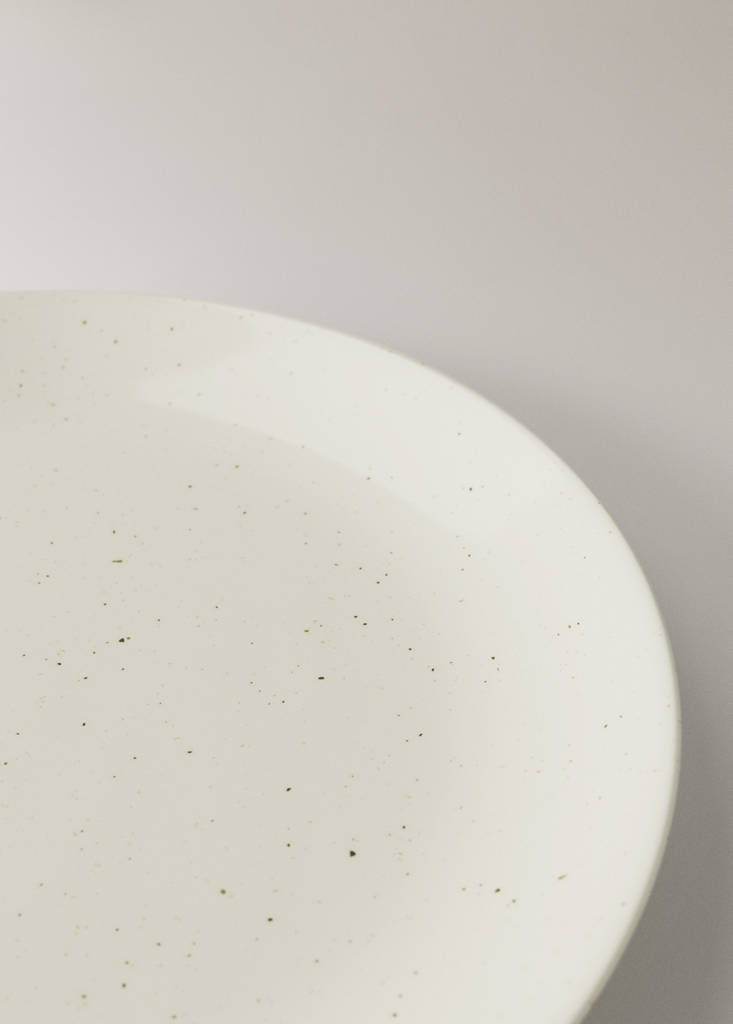 Stoneware dinner plate with spots — Off White