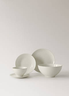 Stoneware dinner plate with spots — Off White 4