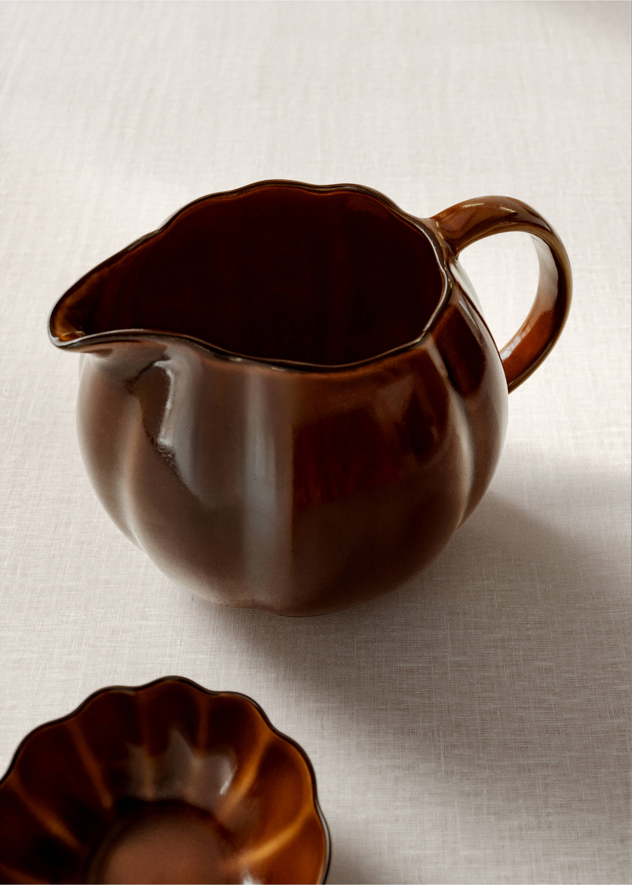 Stoneware jug - General plane, Chocolate. Ref: 37043311-00.