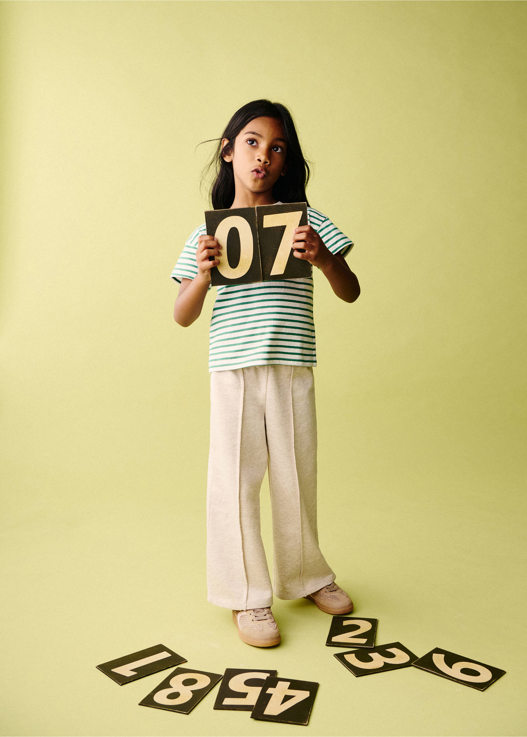 Jogger trousers with stitch detail - Details of the article 5, Sand. Ref: 37043313-00.