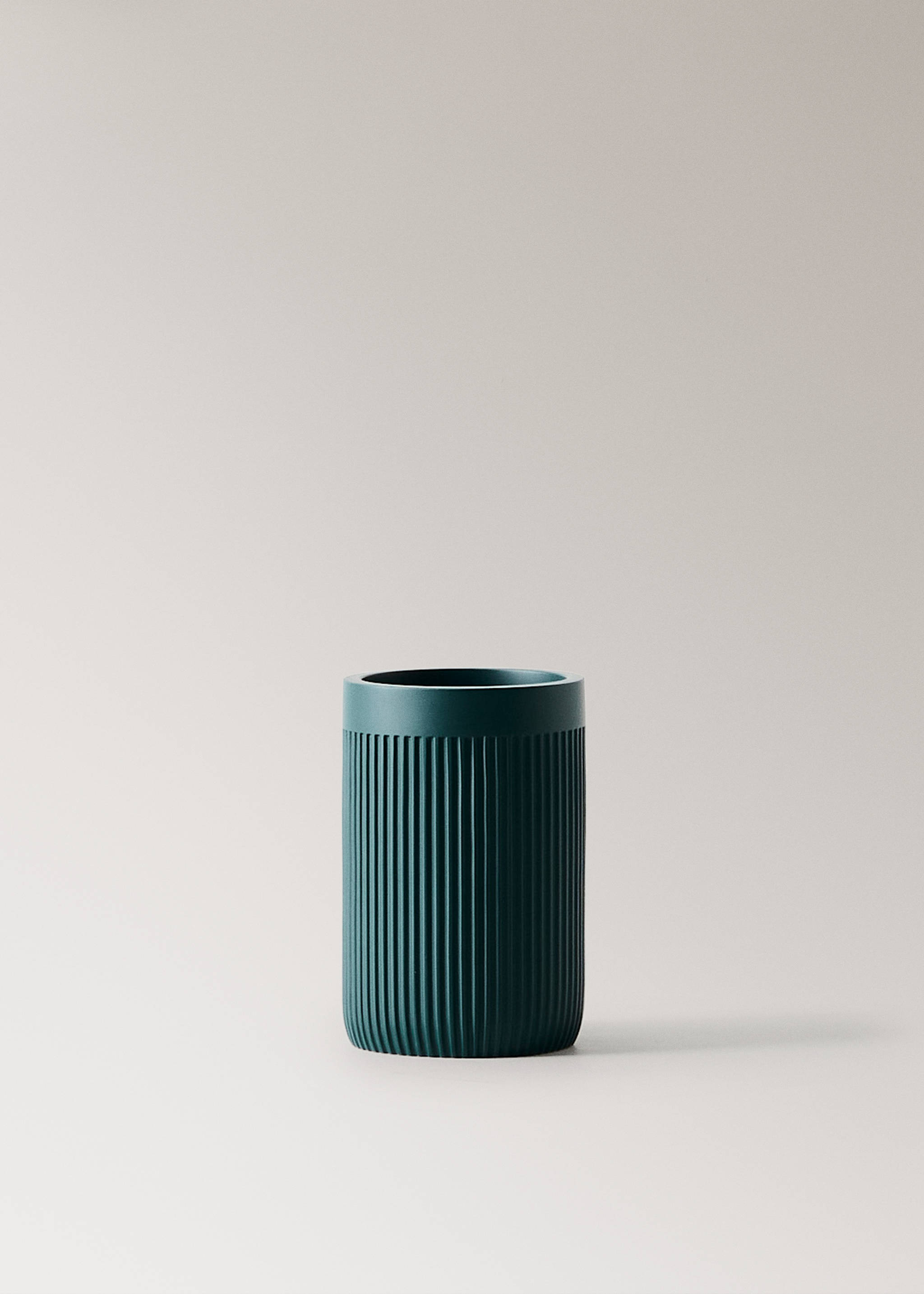 Striped resin toothbrush tumbler - Article without model