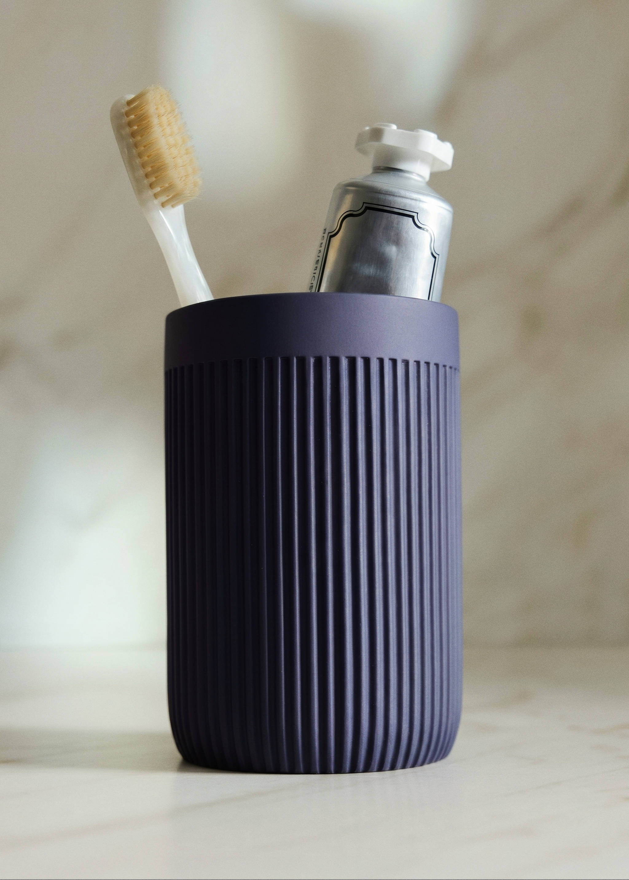 Striped resin toothbrush tumbler - General plane