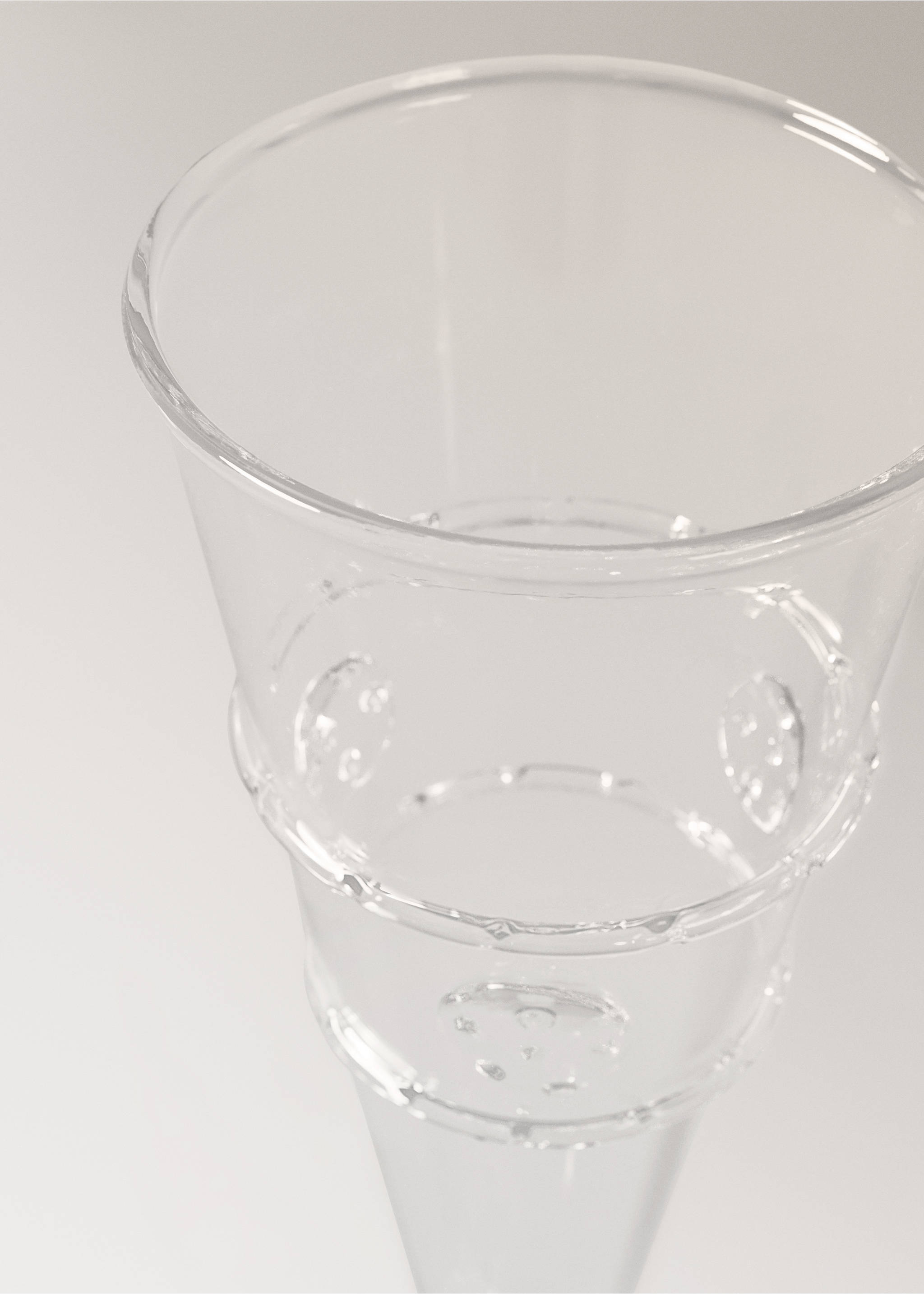 Glass flute with relief detail - Details of the article 1, Black. Ref: 37043867-00.