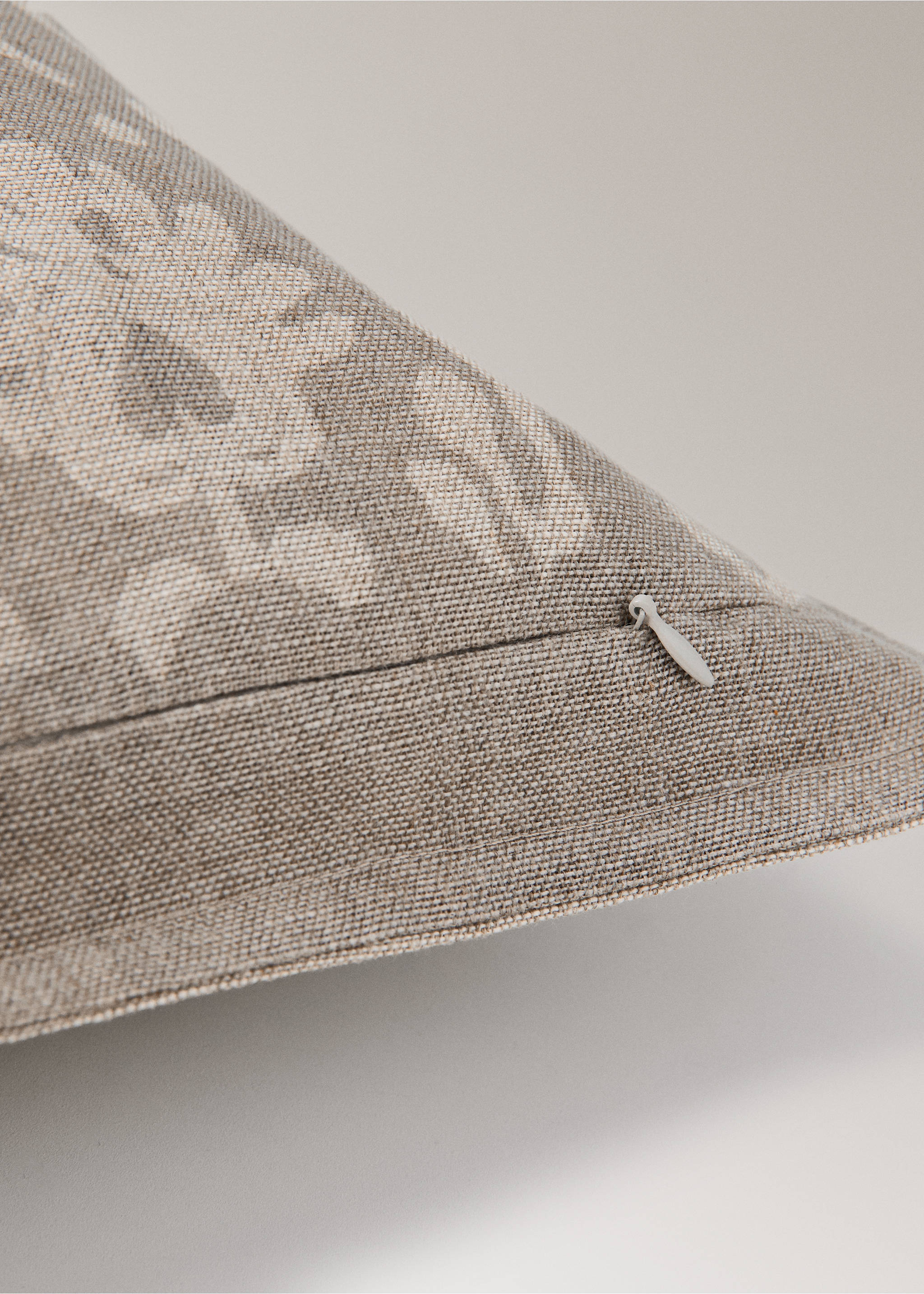 Cushion case pisa - Details of the article 2, Light/Pastel Brown. Ref: 37043895-00.