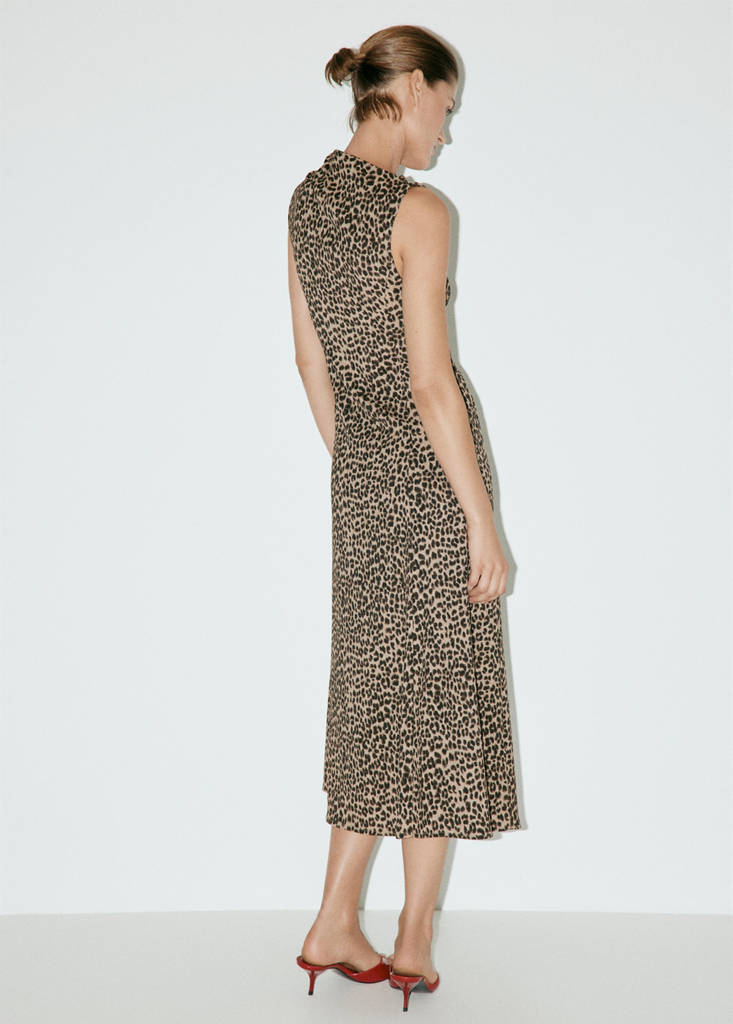 Textured dress with gathered details — Brown