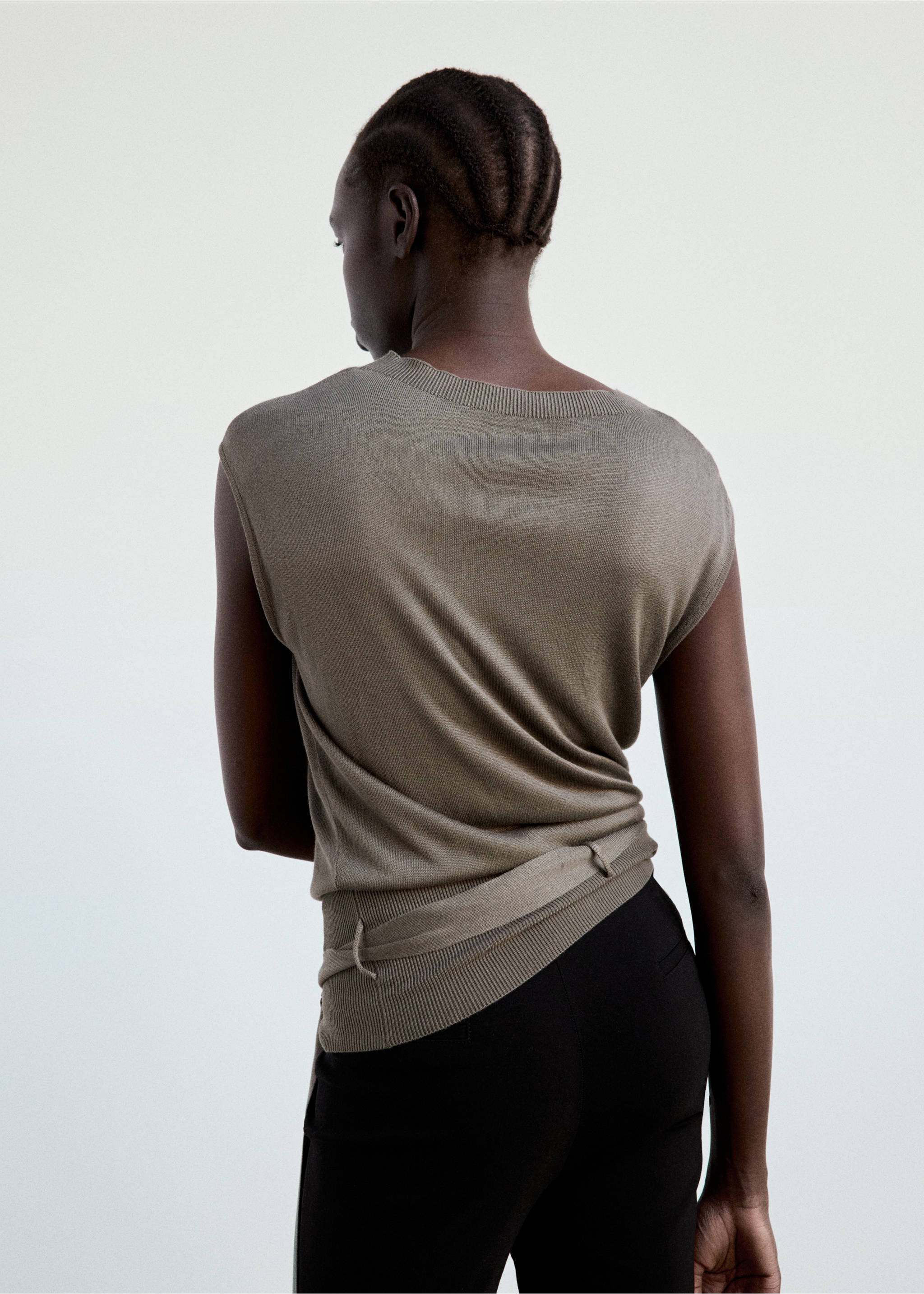 Belted knitted waistcoat - Reverse of the article, Medium Brown. Ref: 37044078-00.