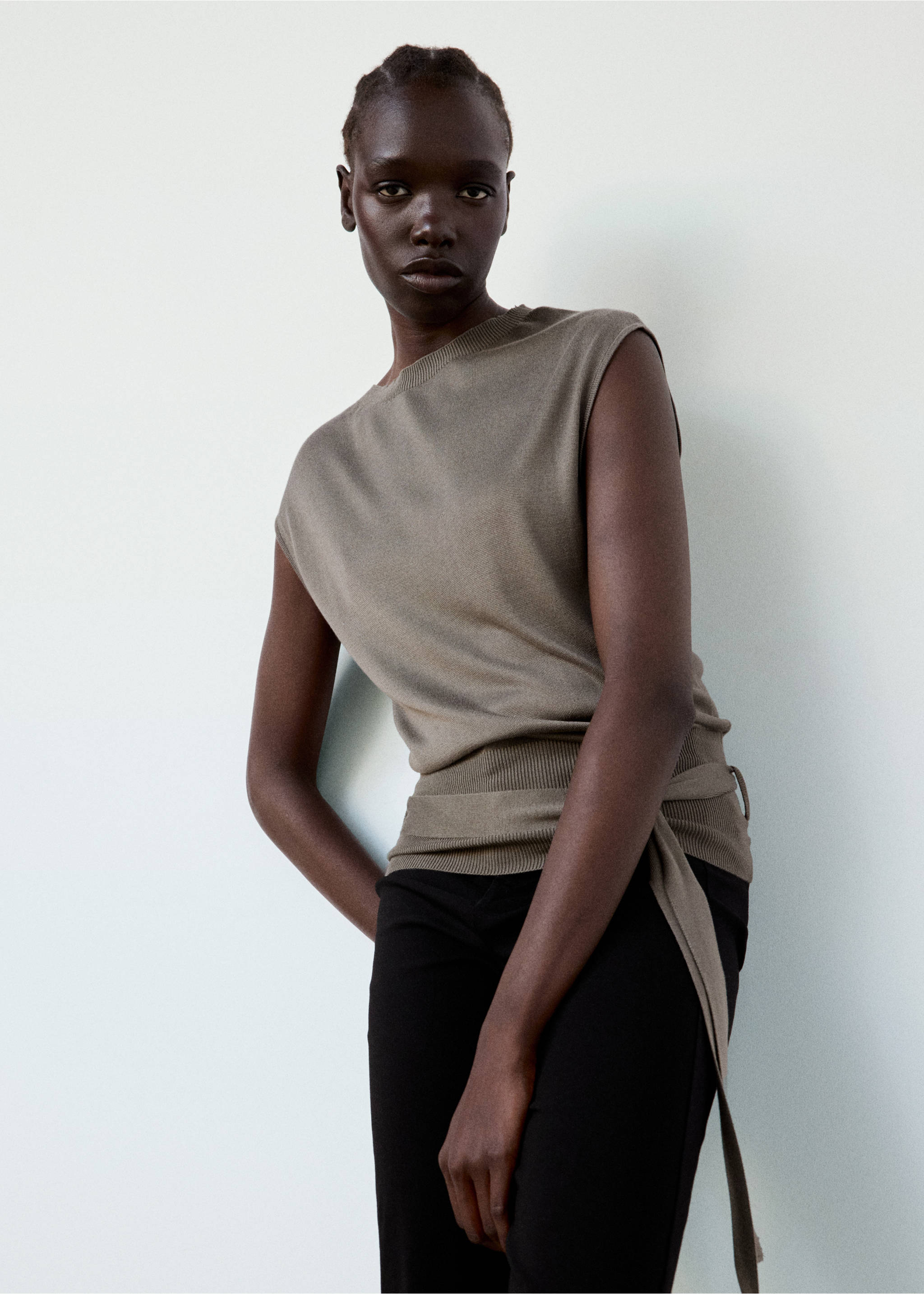 Belted knitted waistcoat - Details of the article 3, Medium Brown. Ref: 37044078-00.