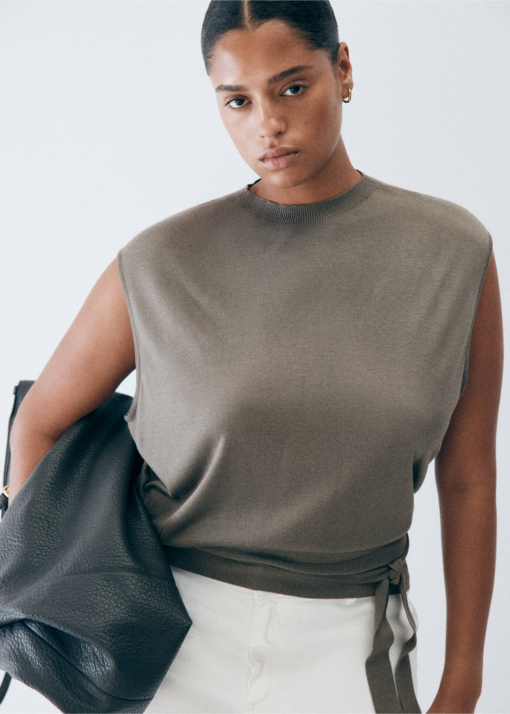 Belted knitted waistcoat - Details of the article 6, Medium Brown. Ref: 37044078-00.