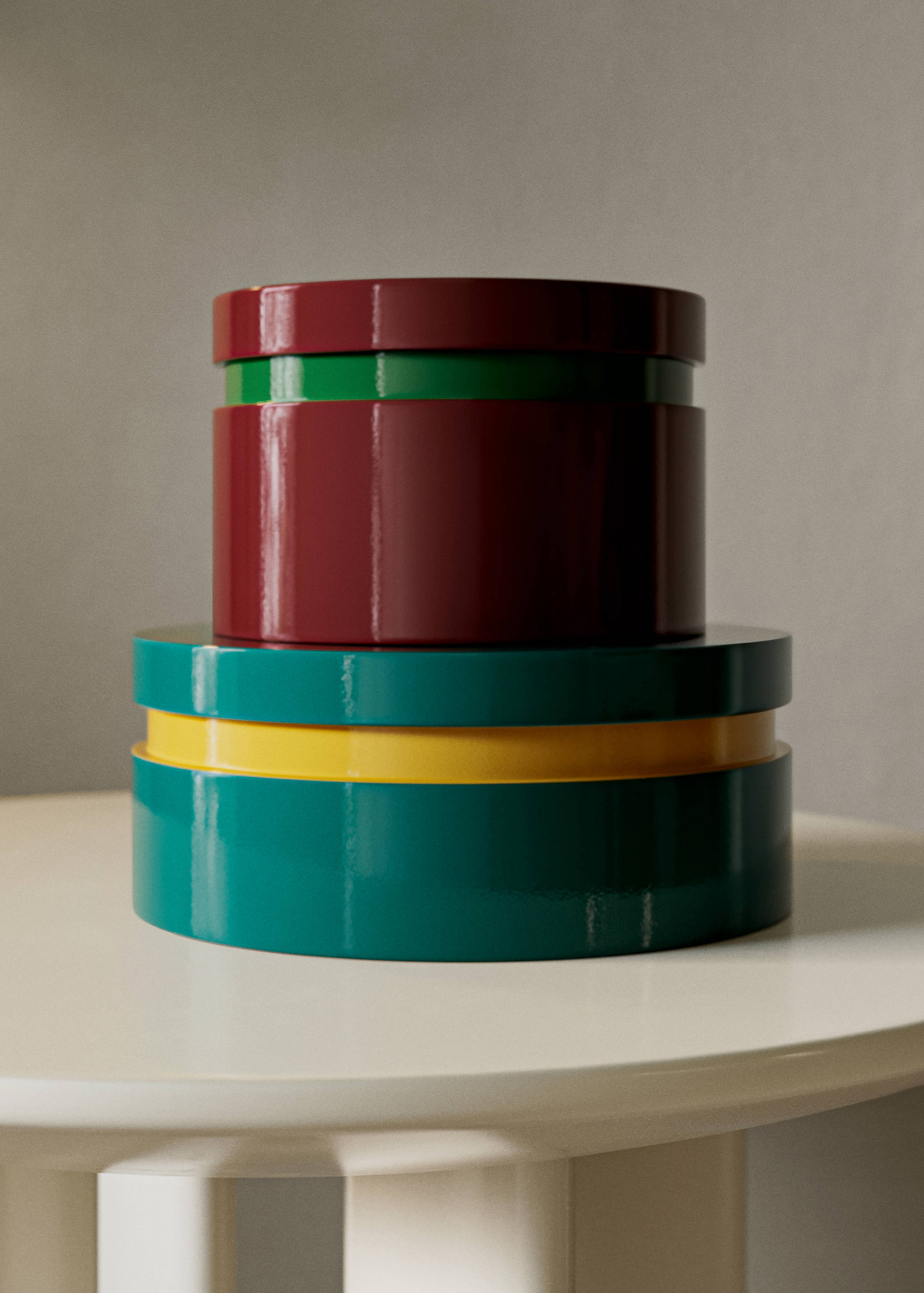 Small round bicolour lacquered box - General plane