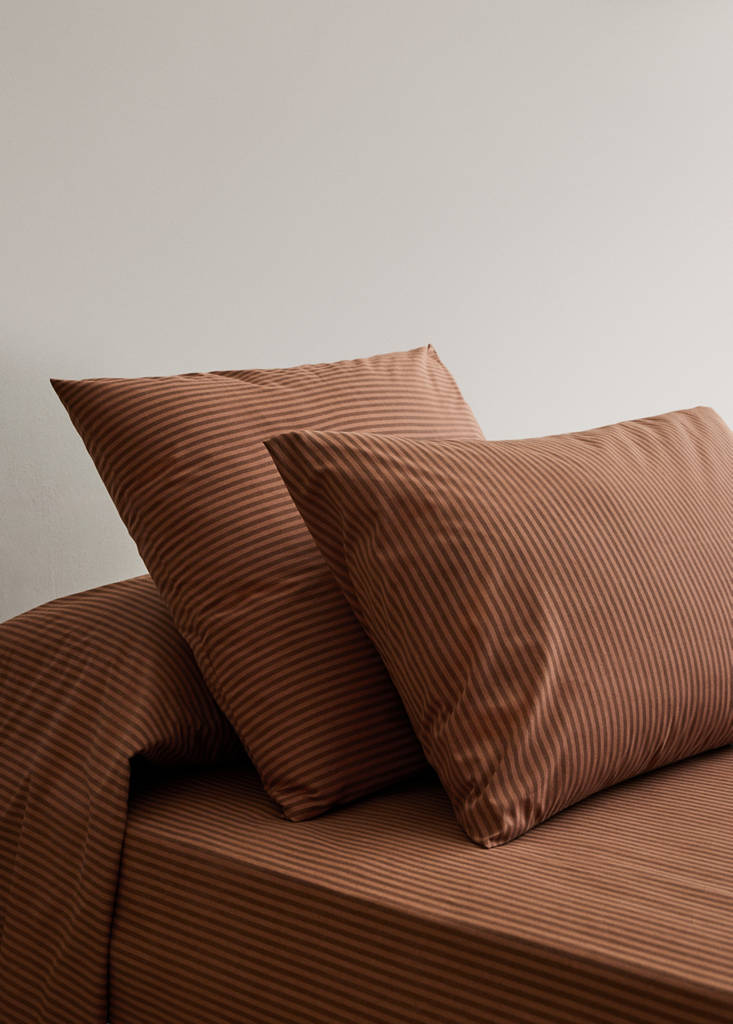 Two pillowcases in 200 thread count cotton percale with fine kodak stripe pattern 50x75 cm — Brown