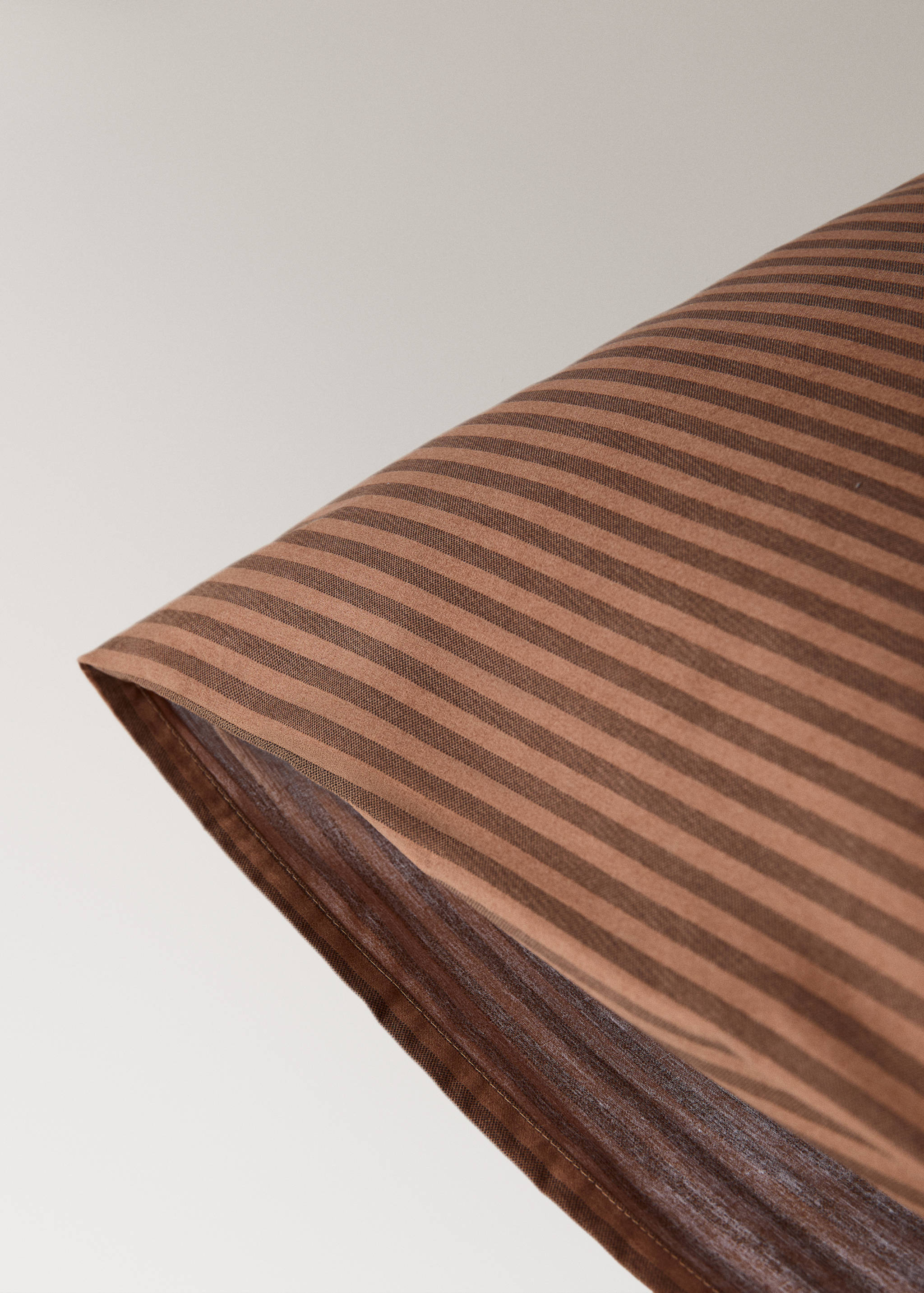 Two pillowcases in 200 thread count cotton percale with fine kodak stripe pattern 50x75 cm - Details of the article 2