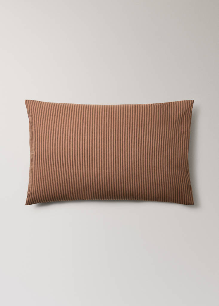Two pillowcases in 200 thread count cotton percale with fine kodak stripe pattern 50x75 cm — Brown
