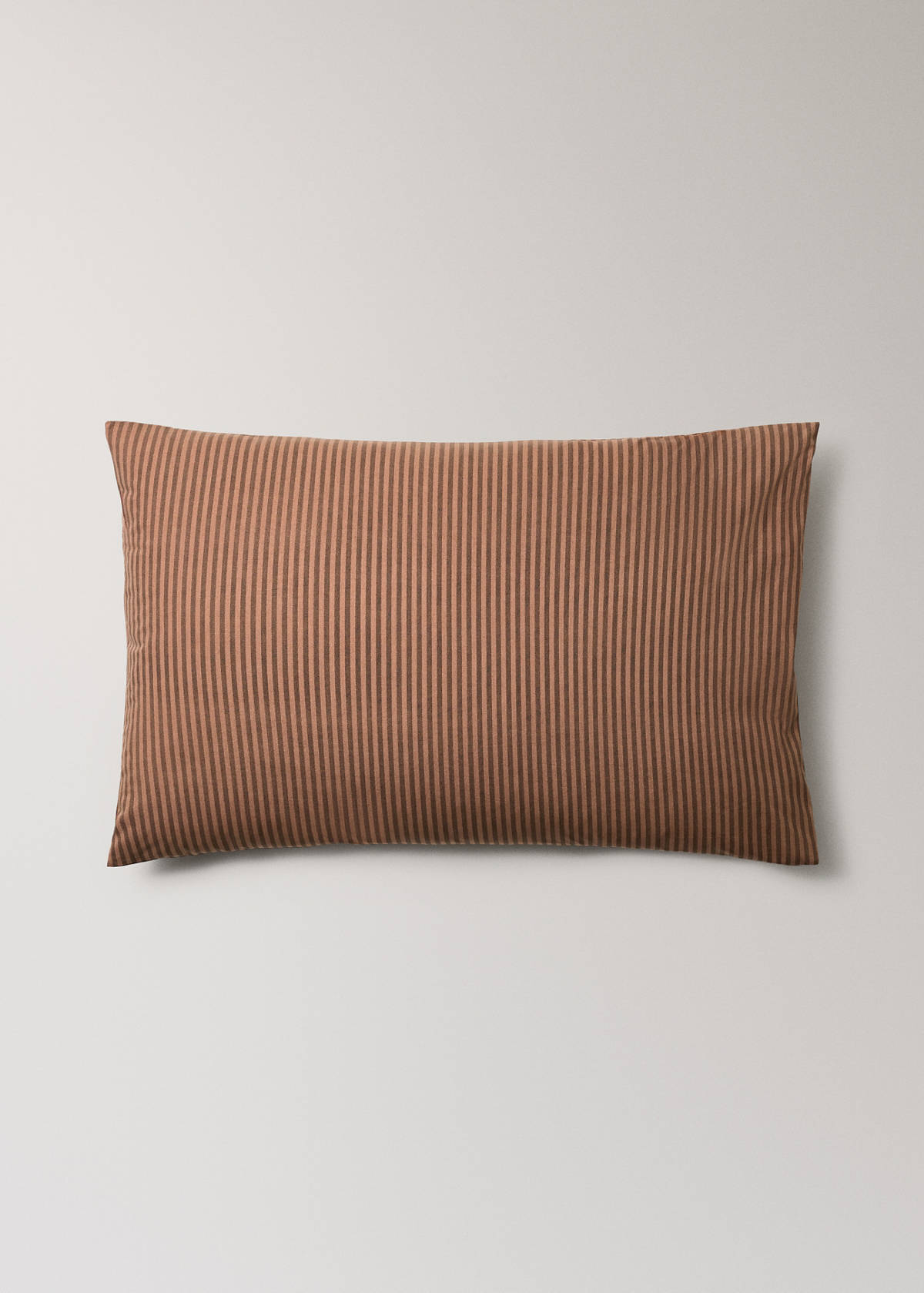 Two pillowcases in 200 thread count cotton percale with fine kodak stripe pattern 50x75 cm — Brown