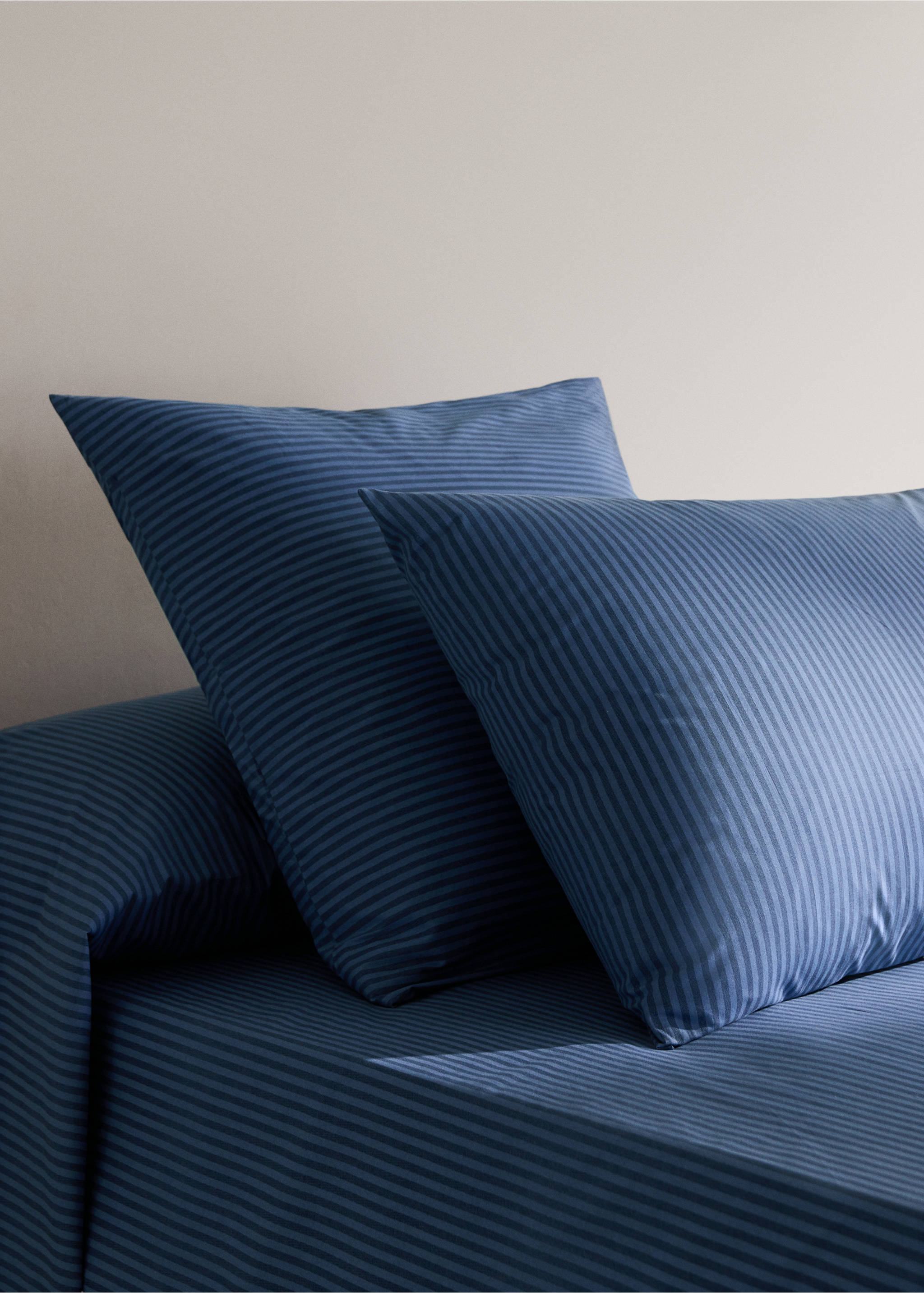 Two pillowcases in 200 thread count cotton percale with fine kodak stripe pattern 50x75 cm - General plane, Indigo Blue. Ref: 37044100-00.