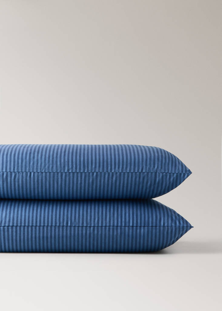 Two pillowcases in 200 thread count cotton percale with fine kodak stripe pattern 50x75 cm — Indigo Blue