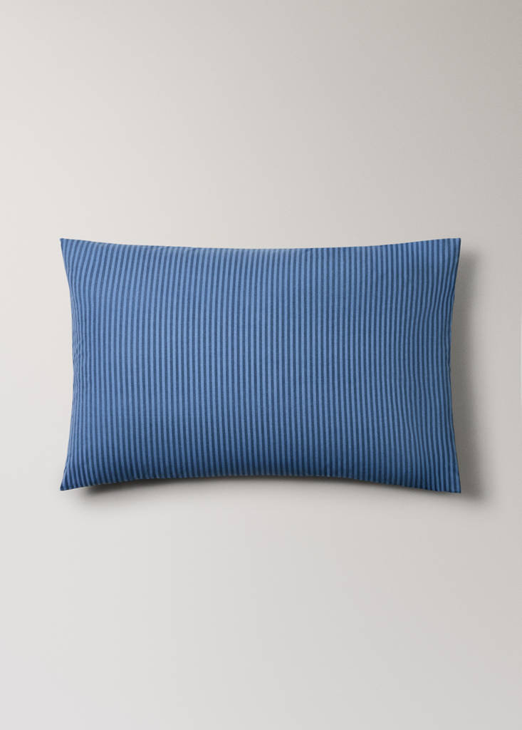 Two pillowcases in 200 thread count cotton percale with fine kodak stripe pattern 50x75 cm — Indigo Blue