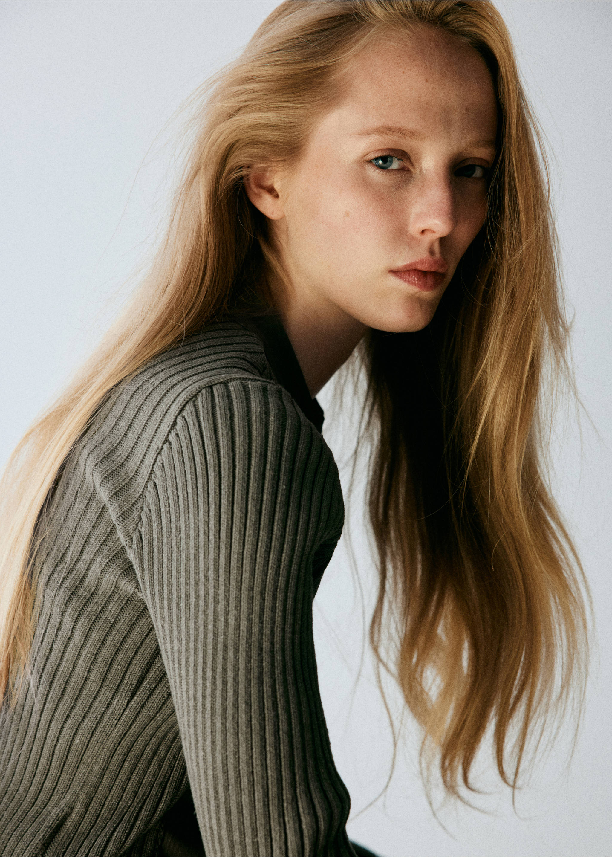 Combined knit jacket with button details - Details of the article 1, Khaki. Ref: 37044107-00.