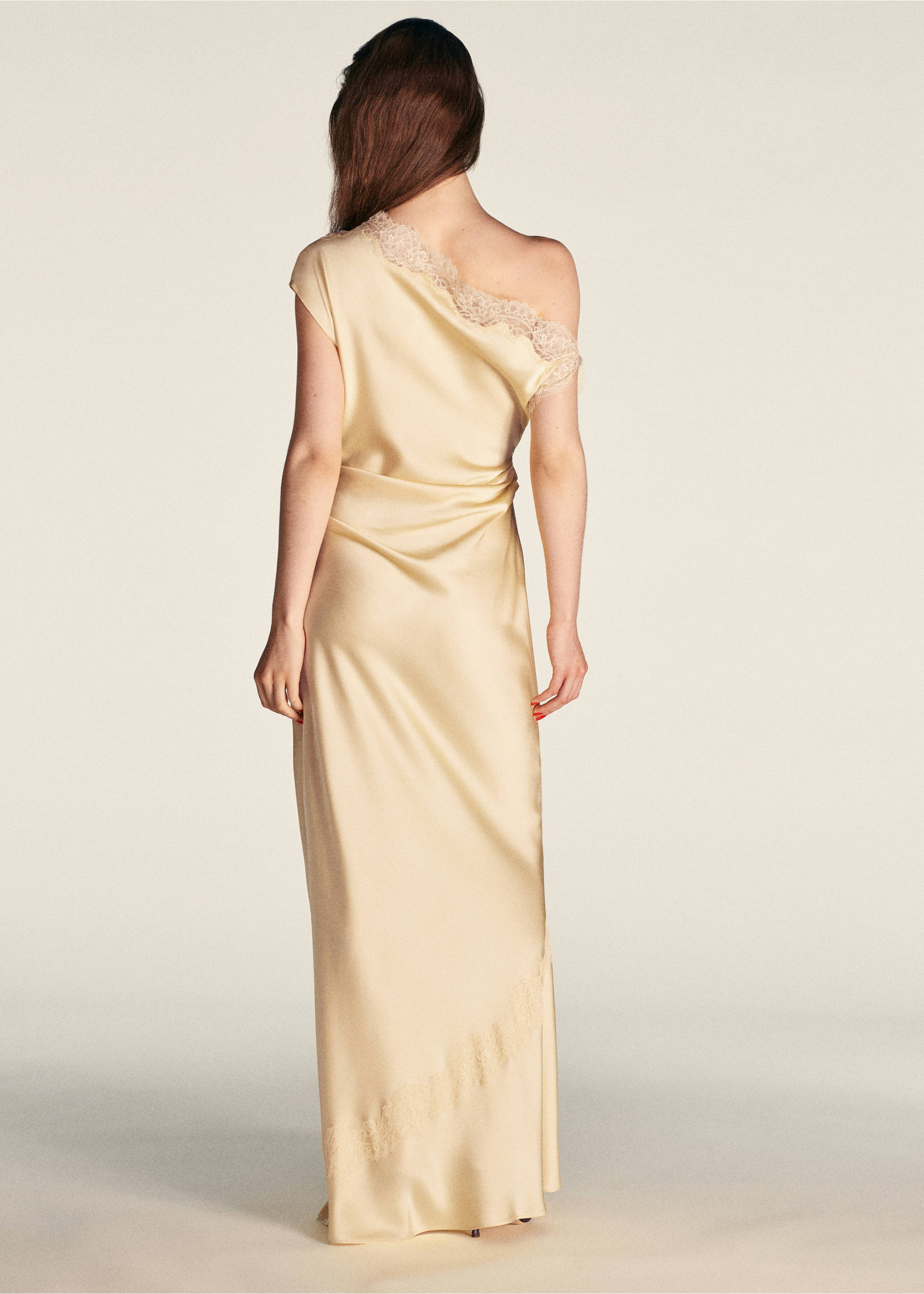 Robe asymétrique satinée détails dentelle - Verso de l’article, Jaune pastel. Ref: 37044117-00.
