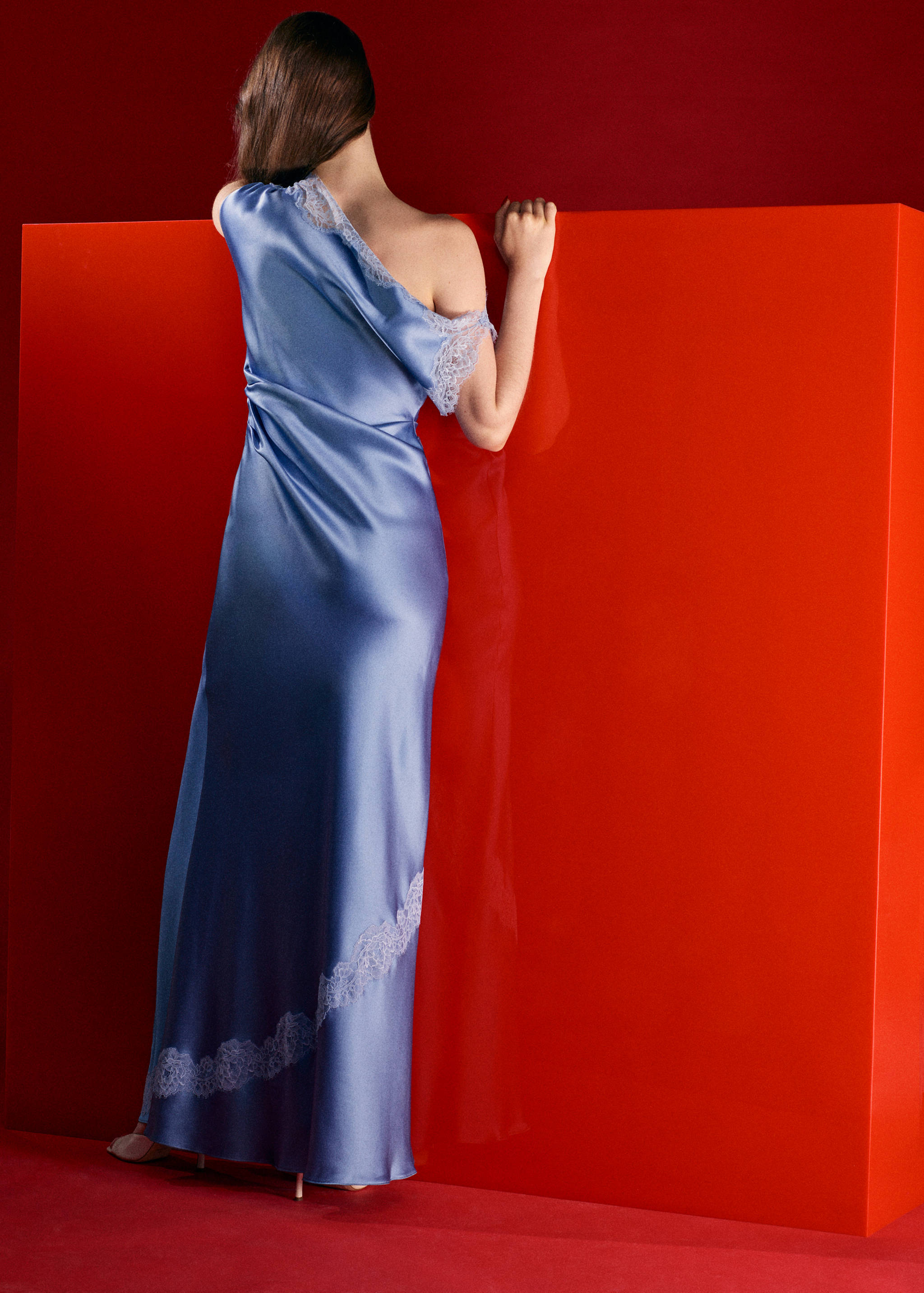 Robe asymétrique satinée détails dentelle - Verso de l’article