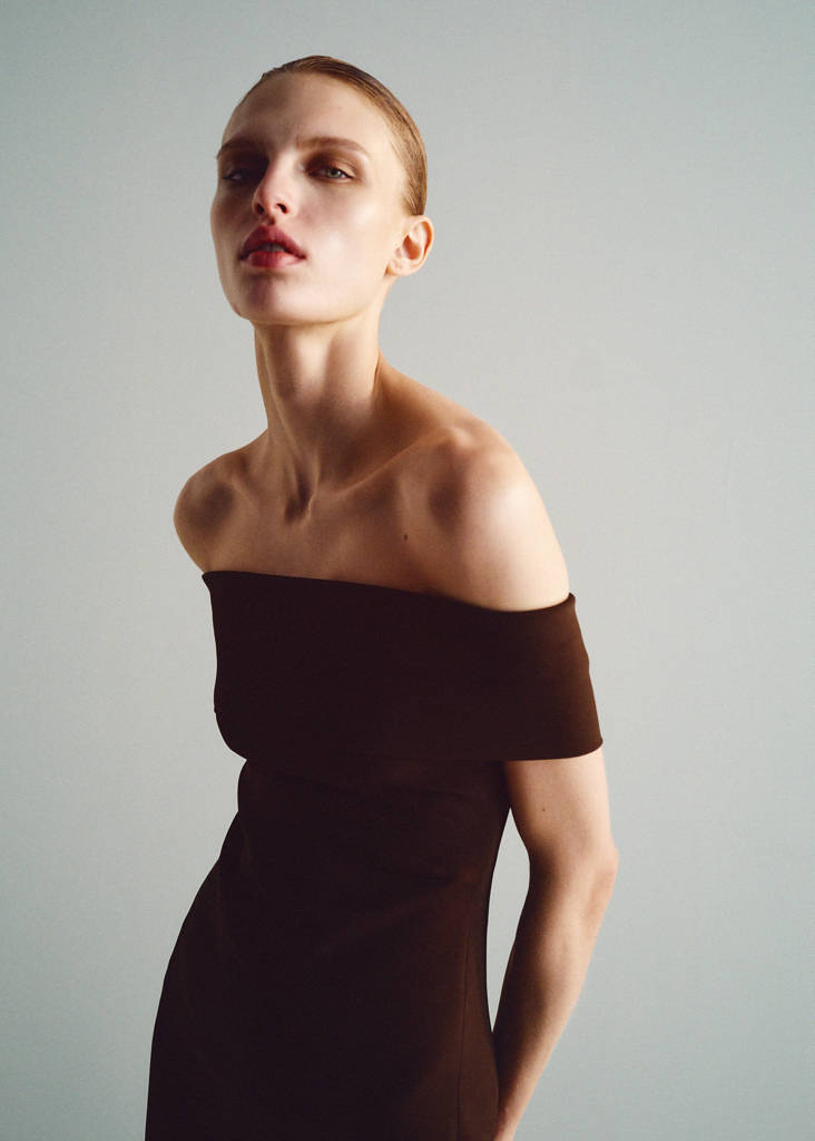 Off-the-shoulder dress with slit detail — Brown
