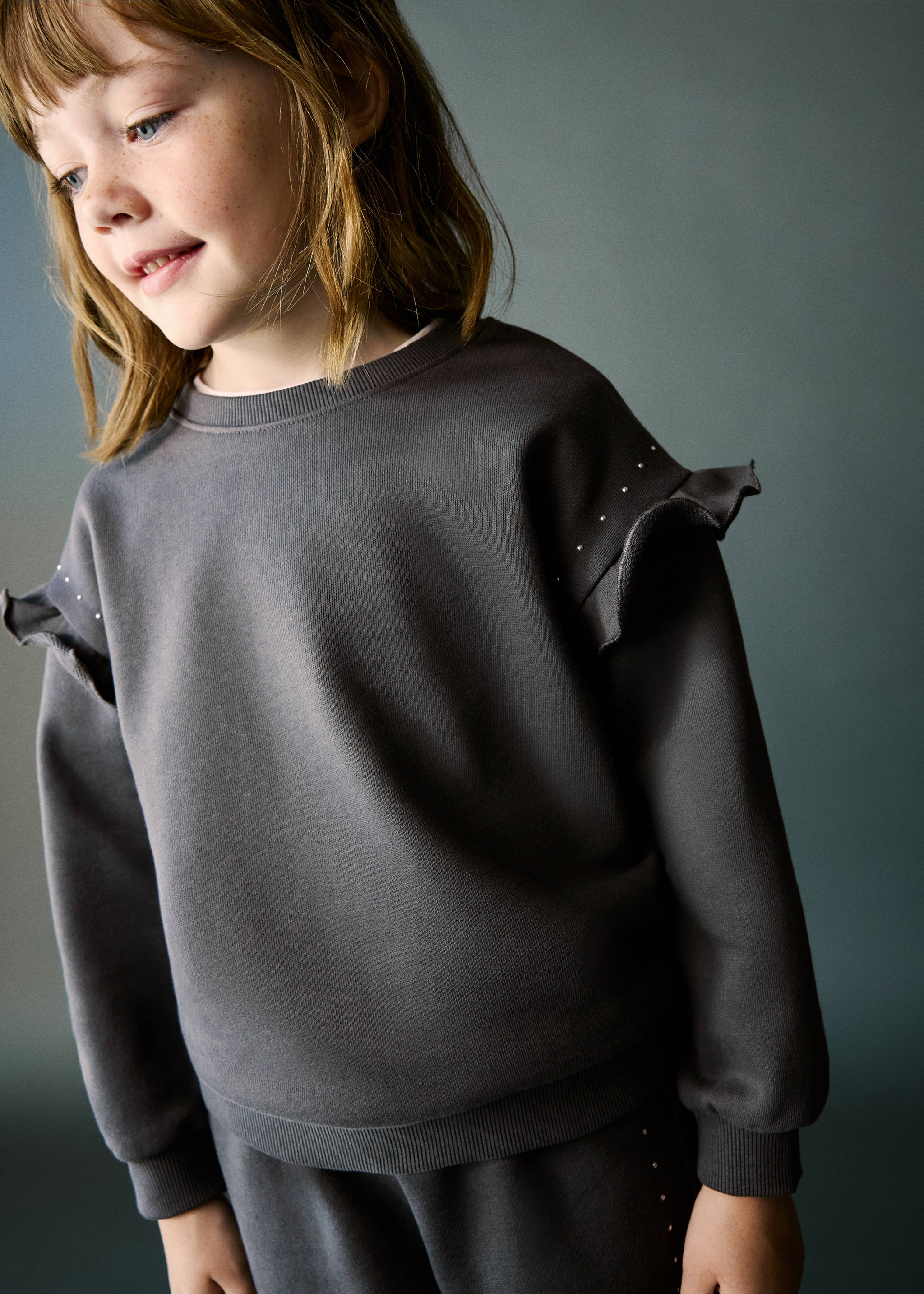 Sweat coton détail clous - Plan moyen, Gris anthracite. Ref: 37044431-00.