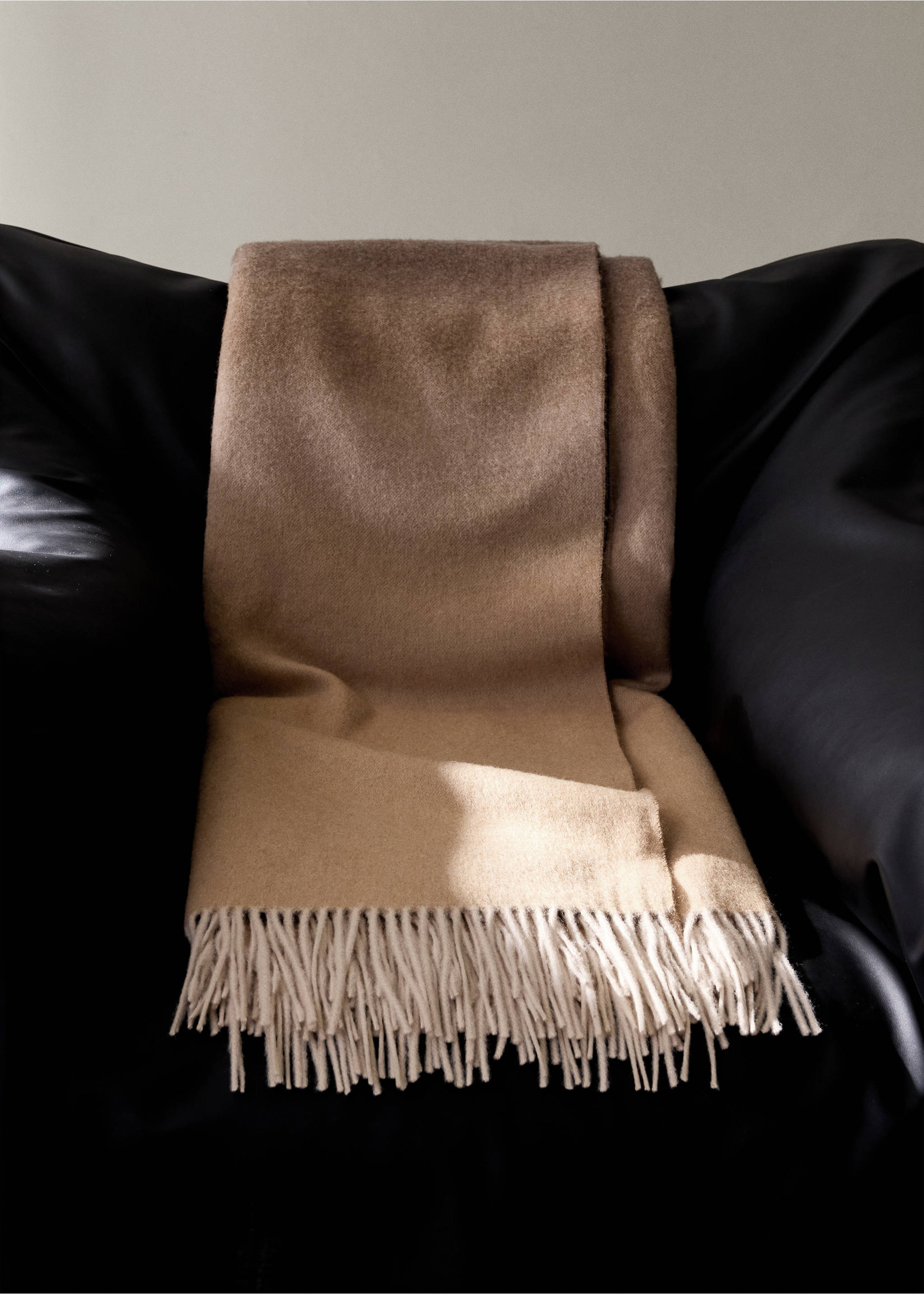 Wool blanket with a gradient effect and fringe detail - General plane, Ochre. Ref: 37044439-00.