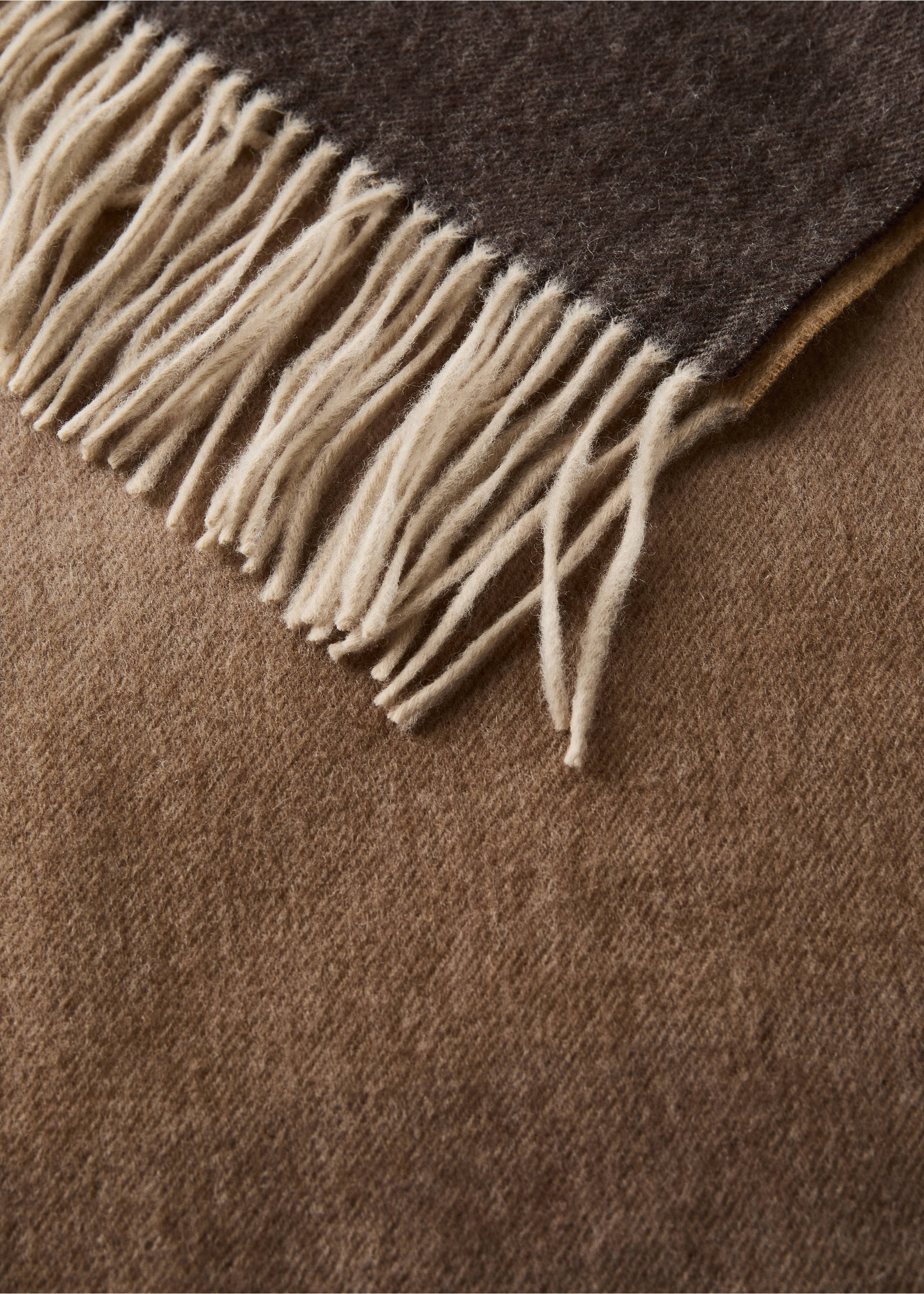 Wool blanket with a gradient effect and fringe detail - Details of the article 1, Ochre. Ref: 37044439-00.