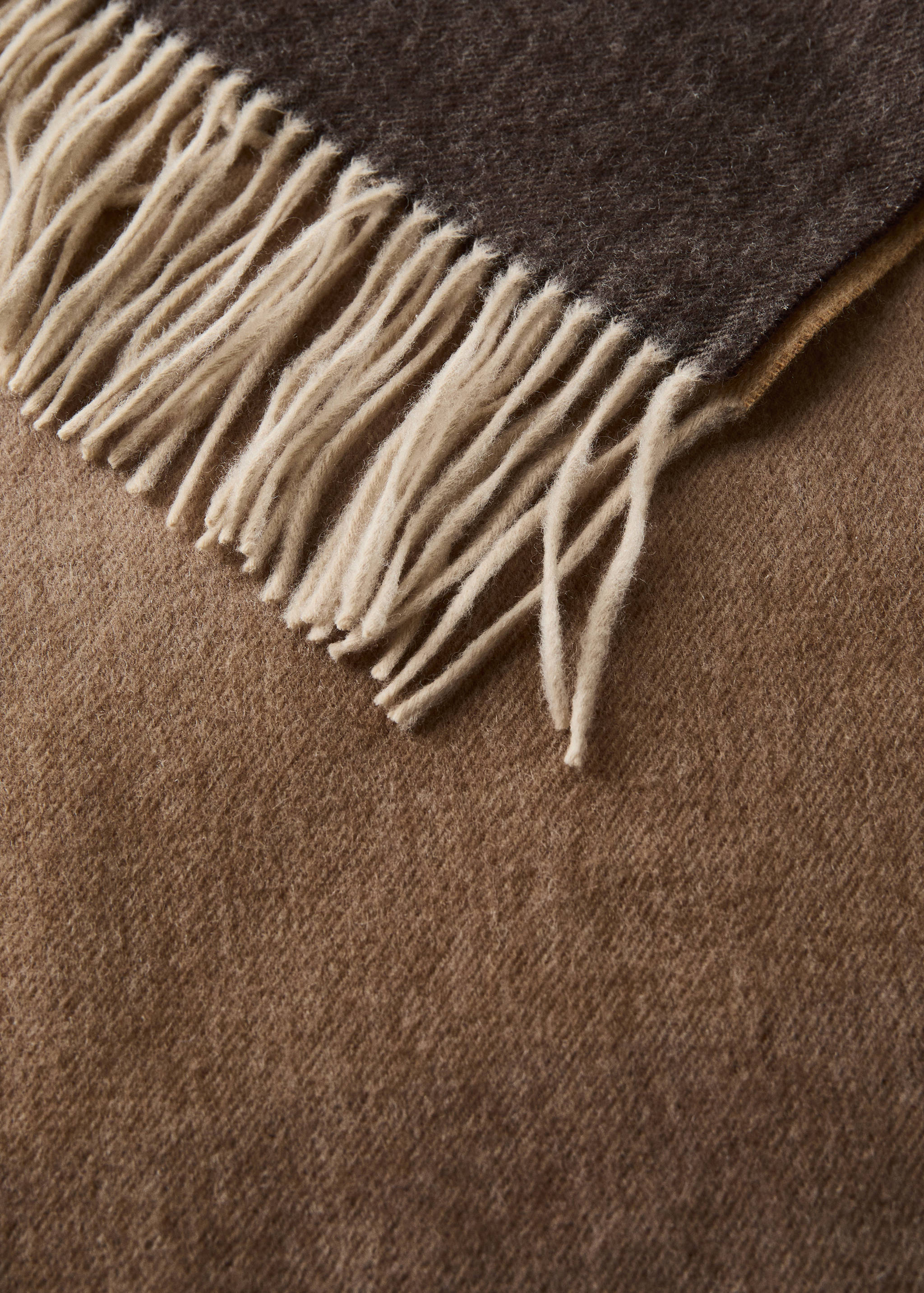 Wool blanket with a gradient effect and fringe detail - Details of the article 1