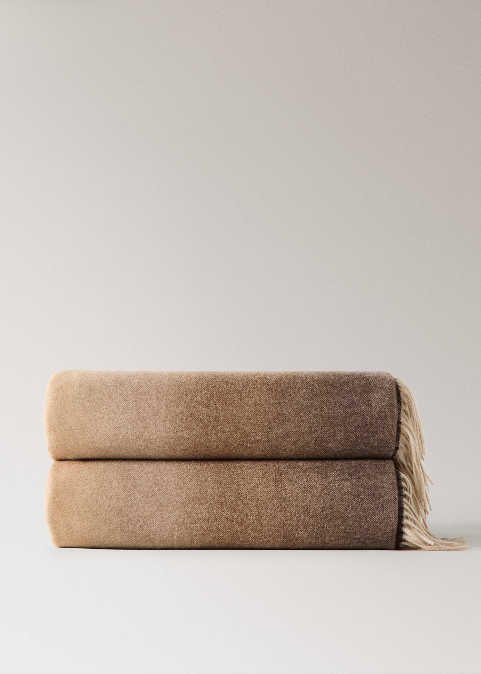 Wool blanket with a gradient effect and fringe detail - Article without model, Ochre. Ref: 37044439-00.
