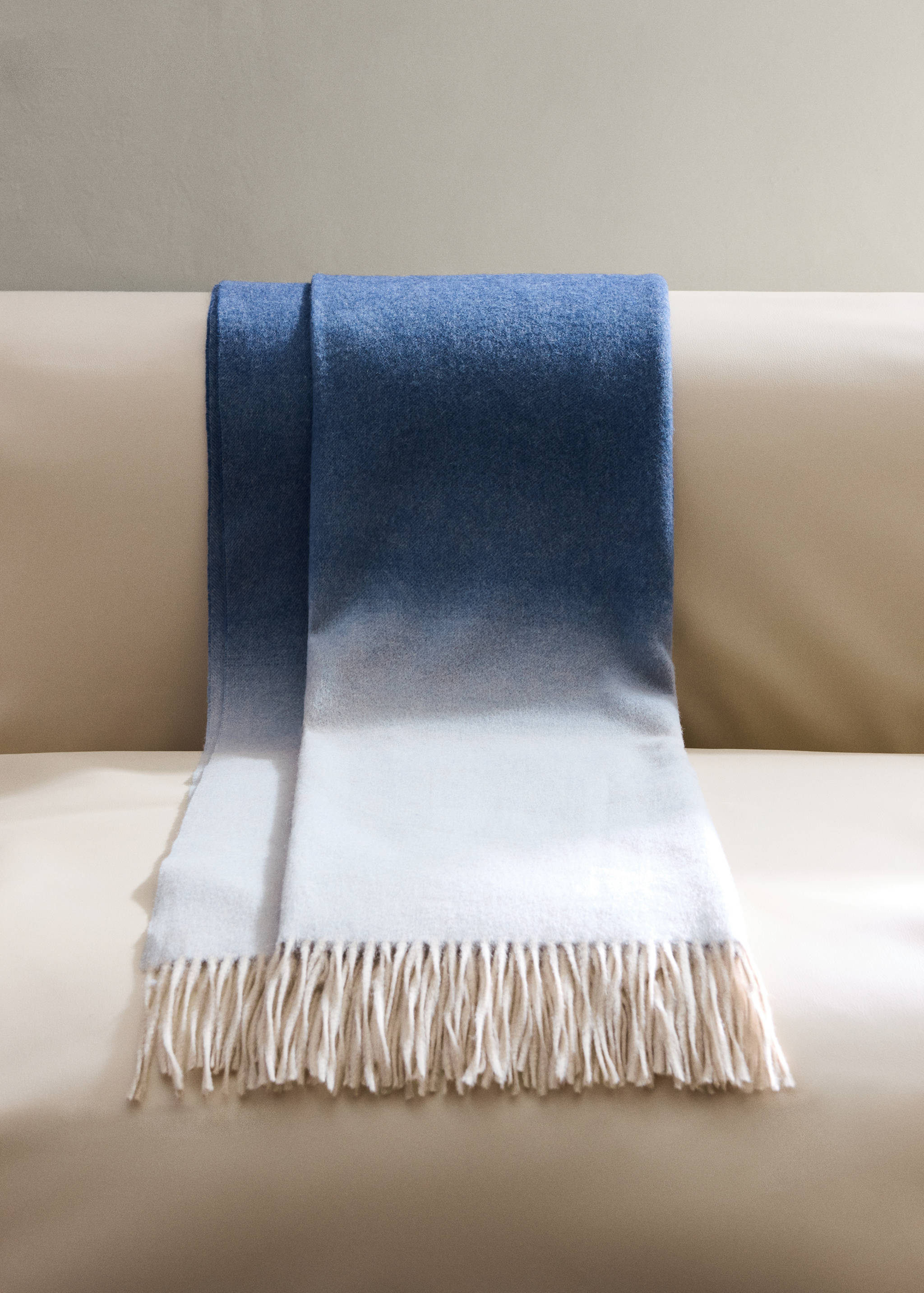 Wool blanket with a gradient effect and fringe detail - General plane