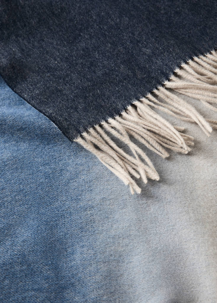 Wool blanket with a gradient effect and fringe detail — Dark Red