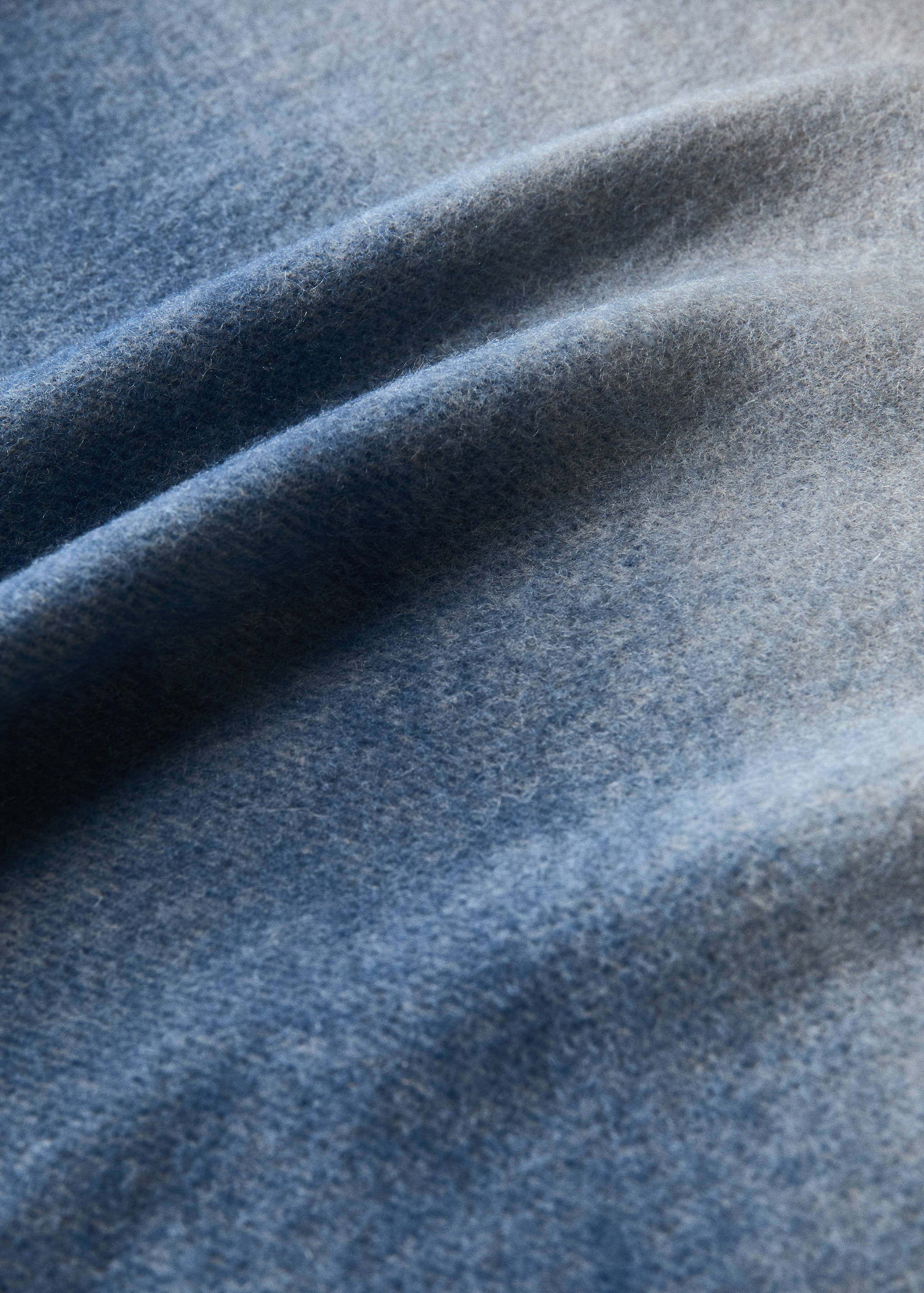 Wool blanket with a gradient effect and fringe detail - Details of the article 2