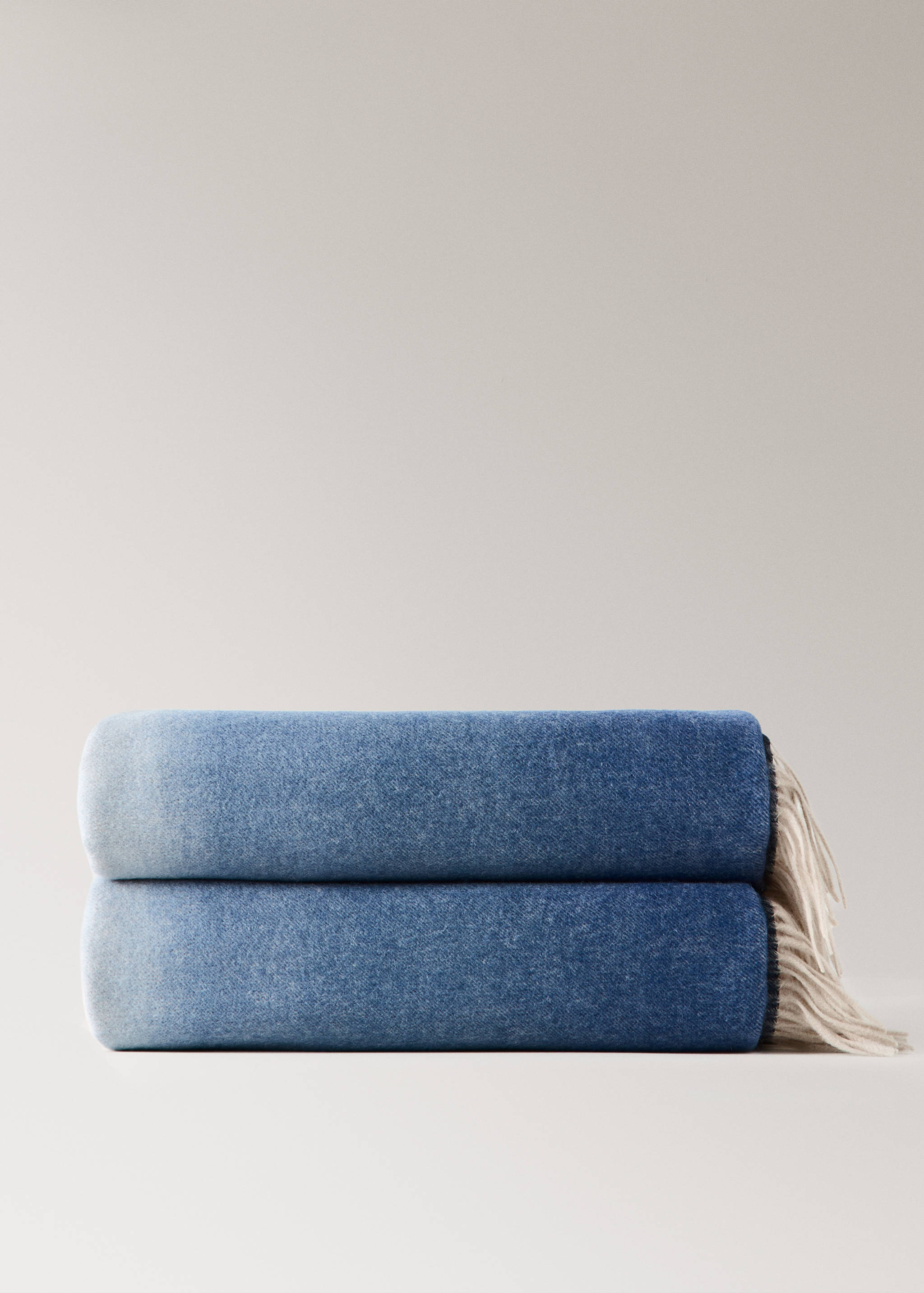 Wool blanket with a gradient effect and fringe detail - Article without model