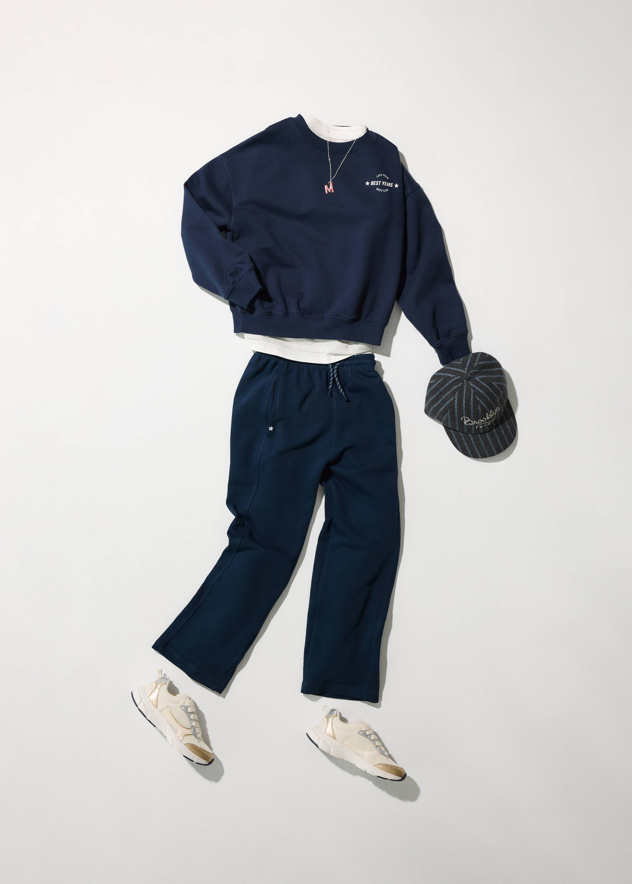 Relaxed sweatshirt with print detail - Details of the article 5