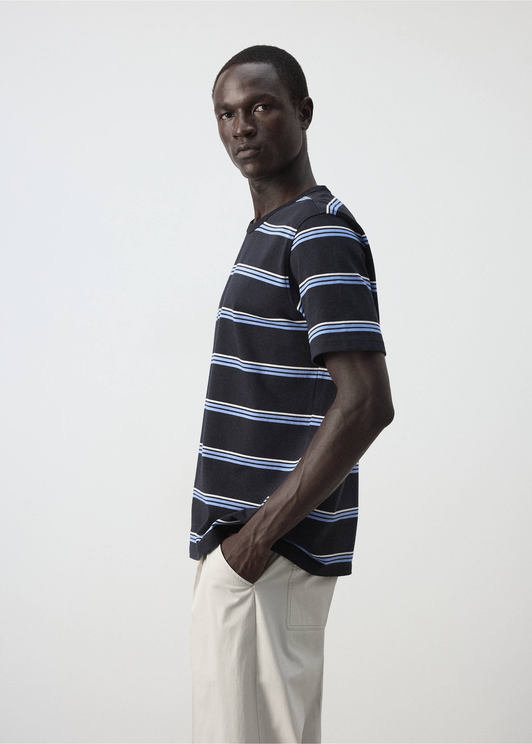 Gestreiftes T-Shirt aus 100 % Baumwolle - Detail des Artikels 2, Schwarz. Ref: 37044470-00.