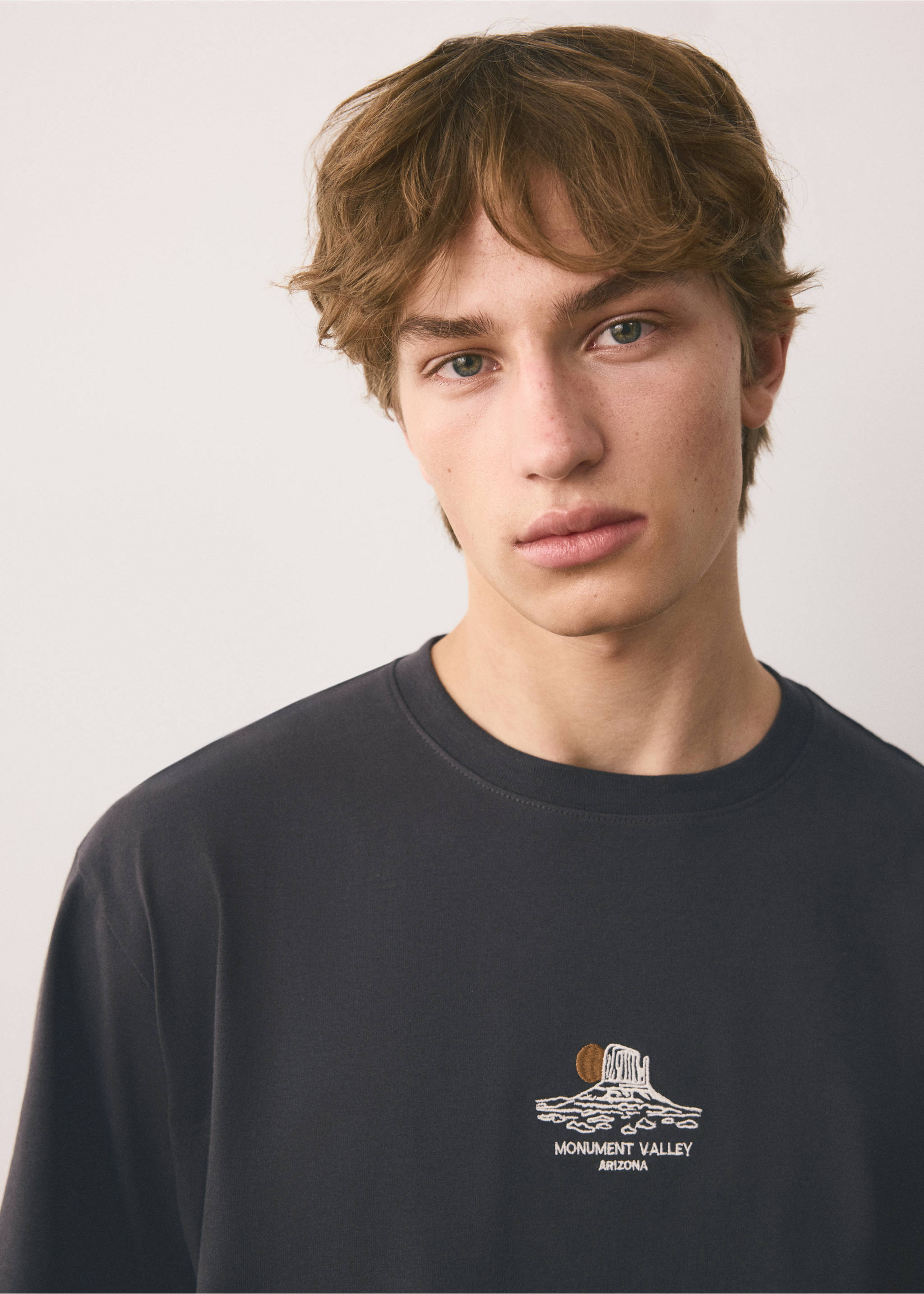 100% cotton embroidered t-shirt - Details of the article 1, Charcoal. Ref: 37044790-00.