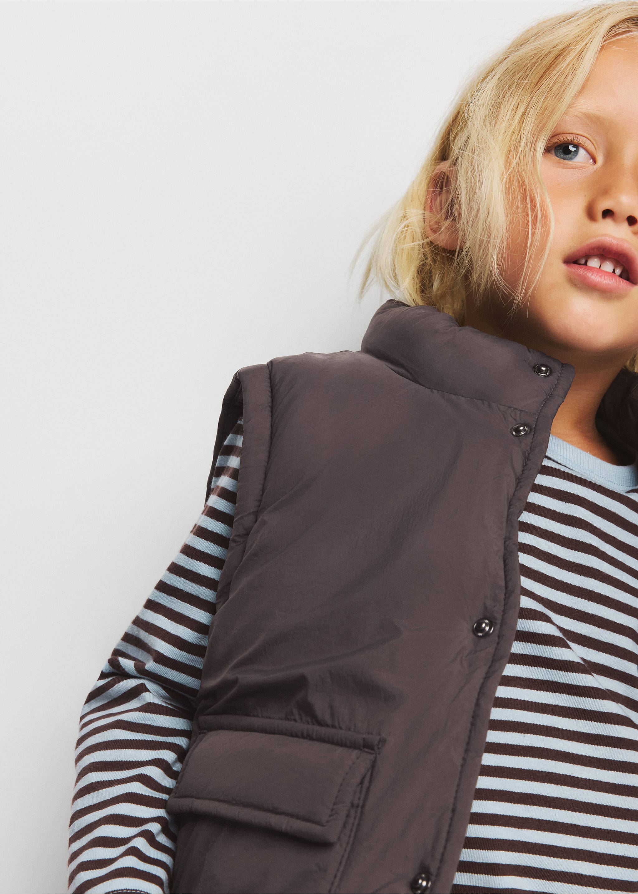 Quilted gilet with pockets - Details of the article 1, Brown. Ref: 37045150-00.