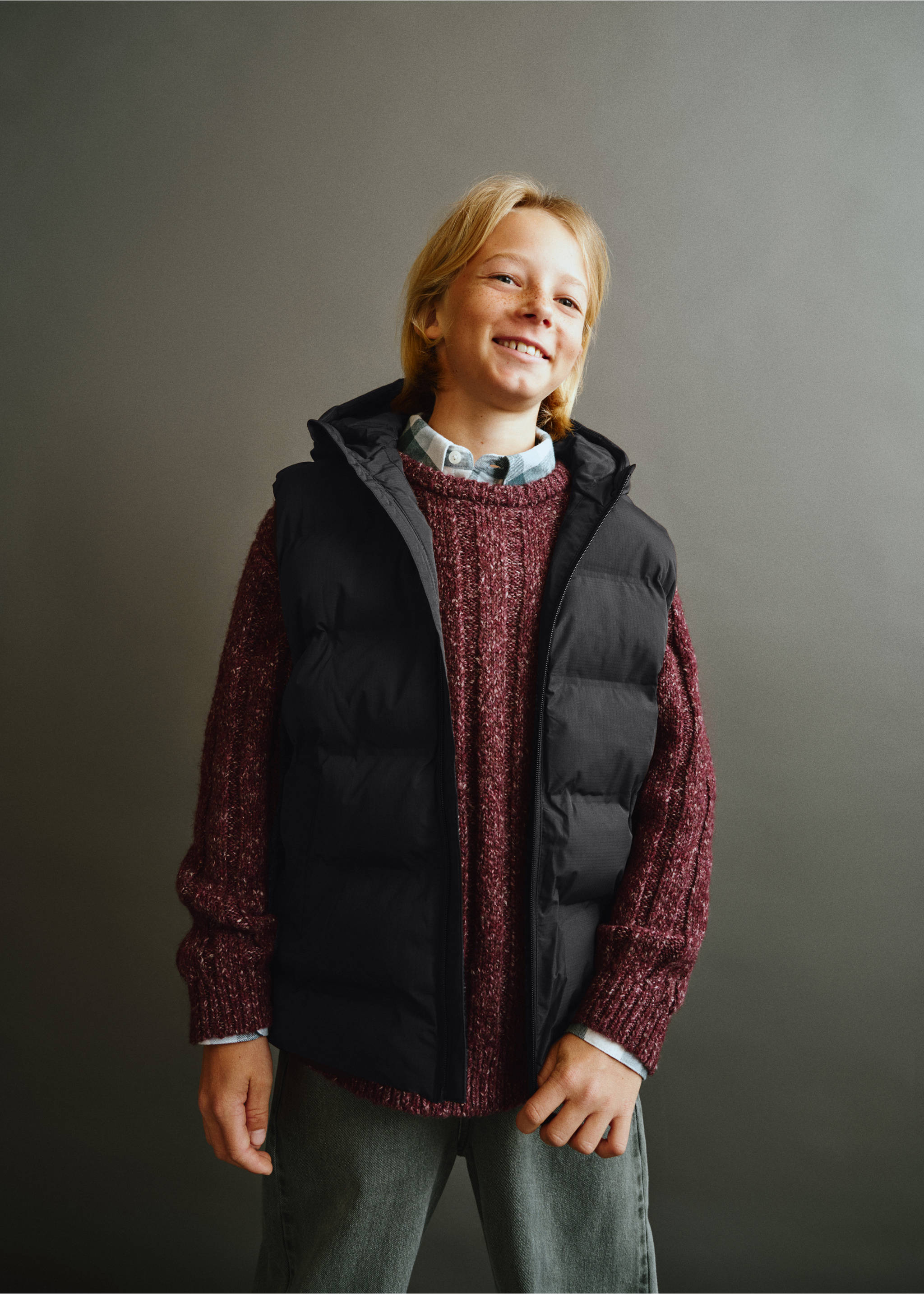 Quilted gilet with hood - Medium plane, Black. Ref: 37045151-00.