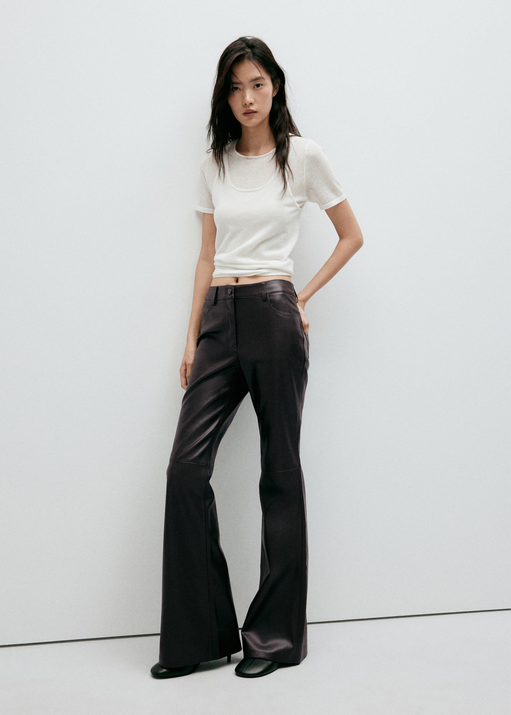 Pantalón flare efecto piel - Plano general