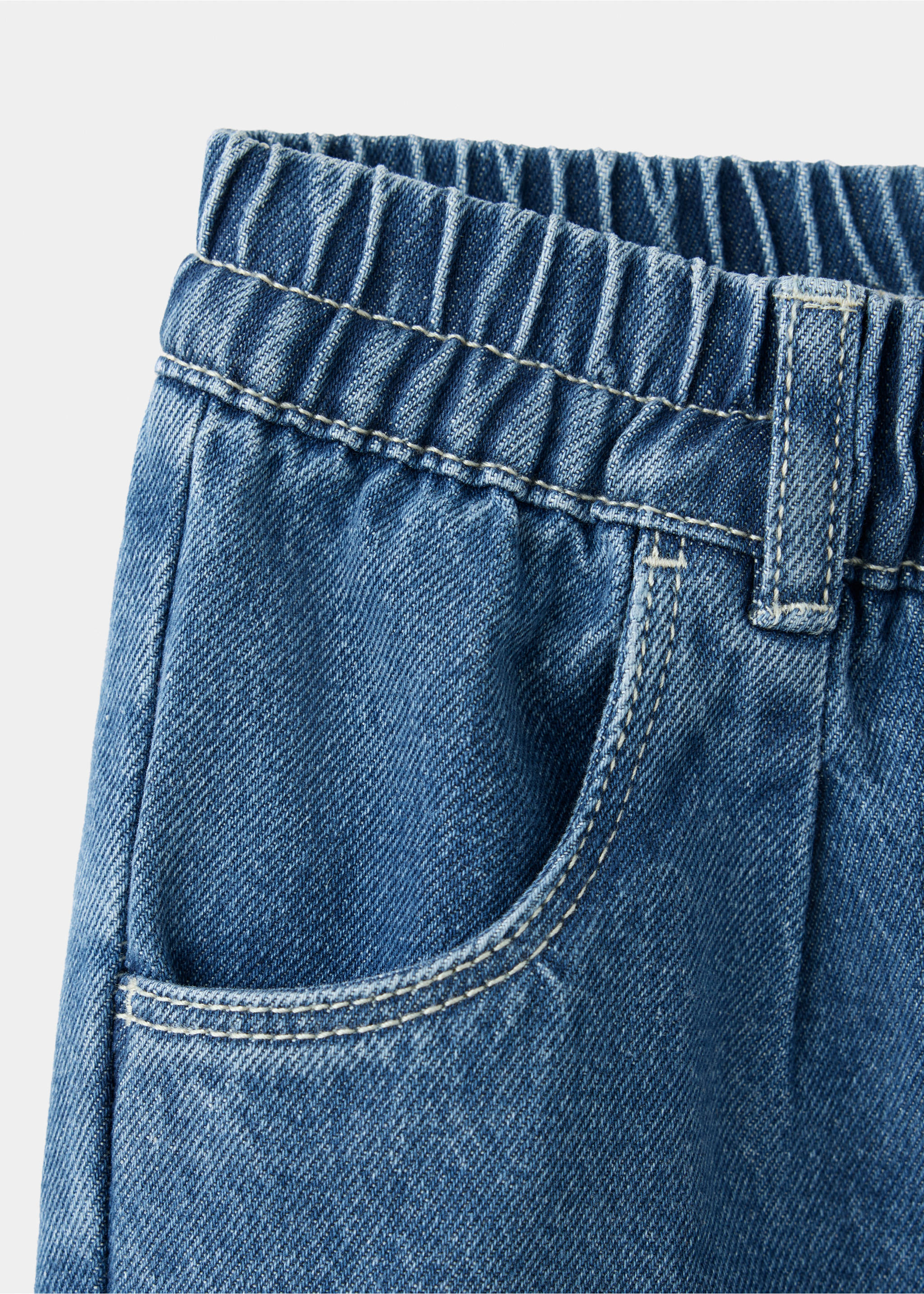 Джинси comfy-fit з нашивками - Детальніше про товар 0, Помірно-блакитний. Ref: 37045166-00.