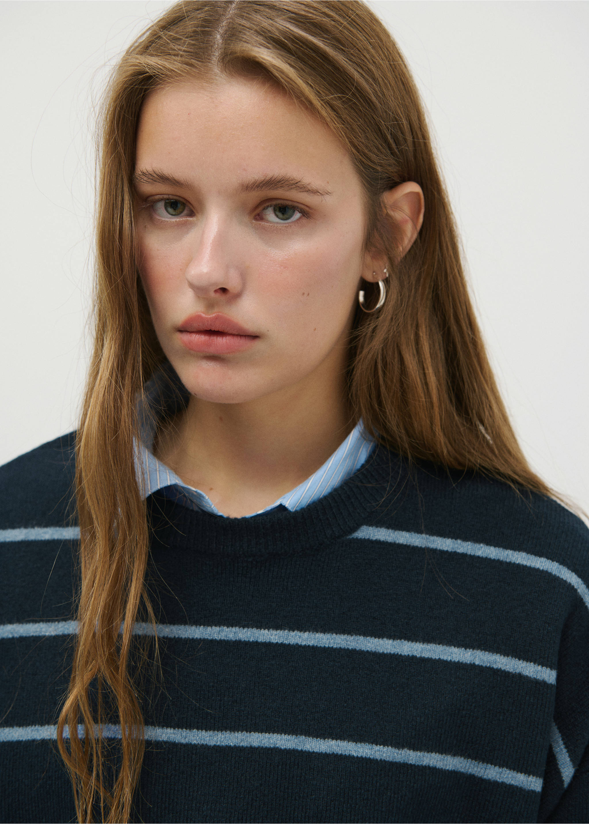 Contrasting stripes sweater - Details of the article 1, Navy. Ref: 37045847-00.