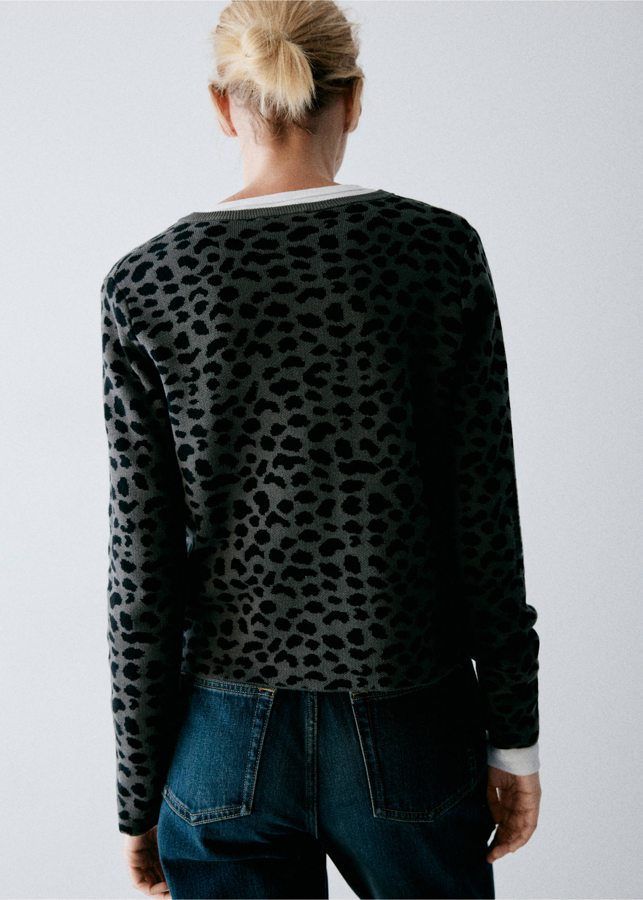 Animal print cardigan with buttons - Reverse of the article, Charcoal. Ref: 37045853-00.