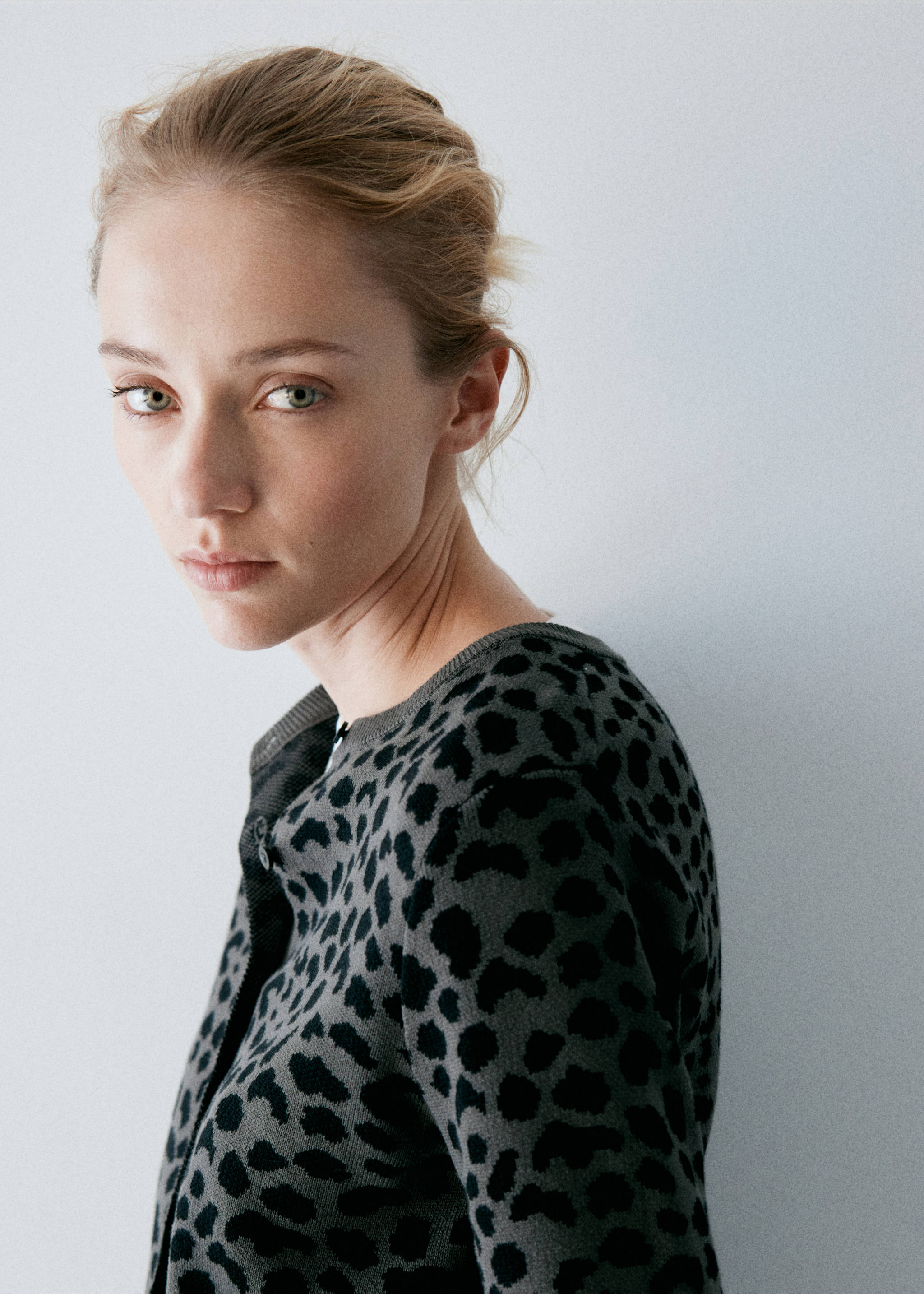 Animal print cardigan with buttons - Details of the article 1, Charcoal. Ref: 37045853-00.