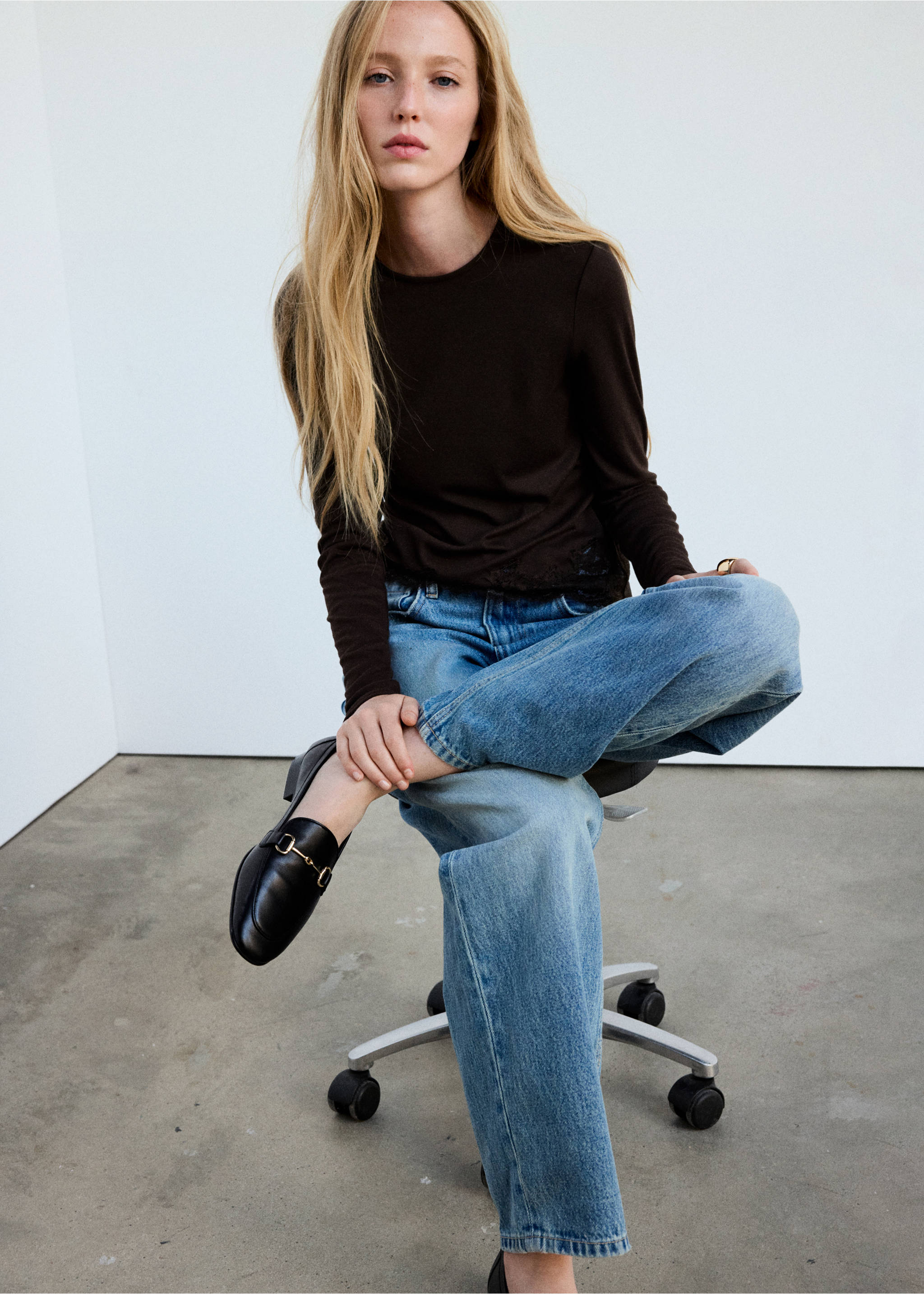 Fitted T-shirt with lace trim - Details of the article 3, Brown. Ref: 37045855-00.