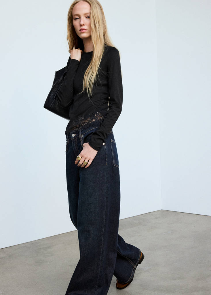Fitted T-shirt with lace trim — Black