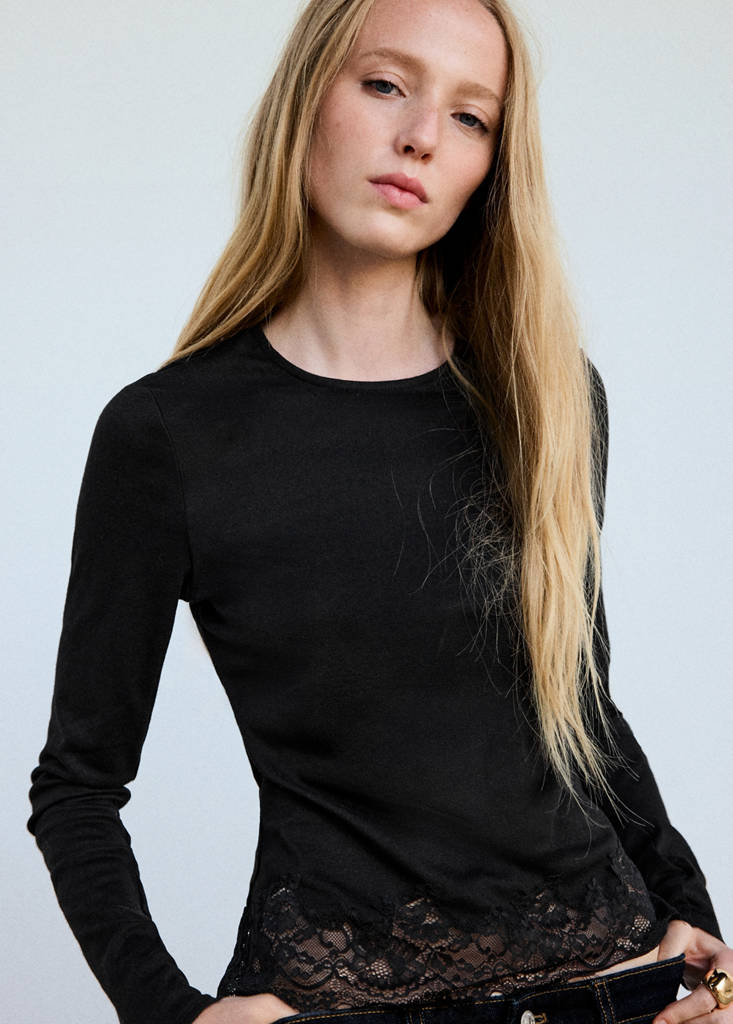Fitted T-shirt with lace trim — Black
